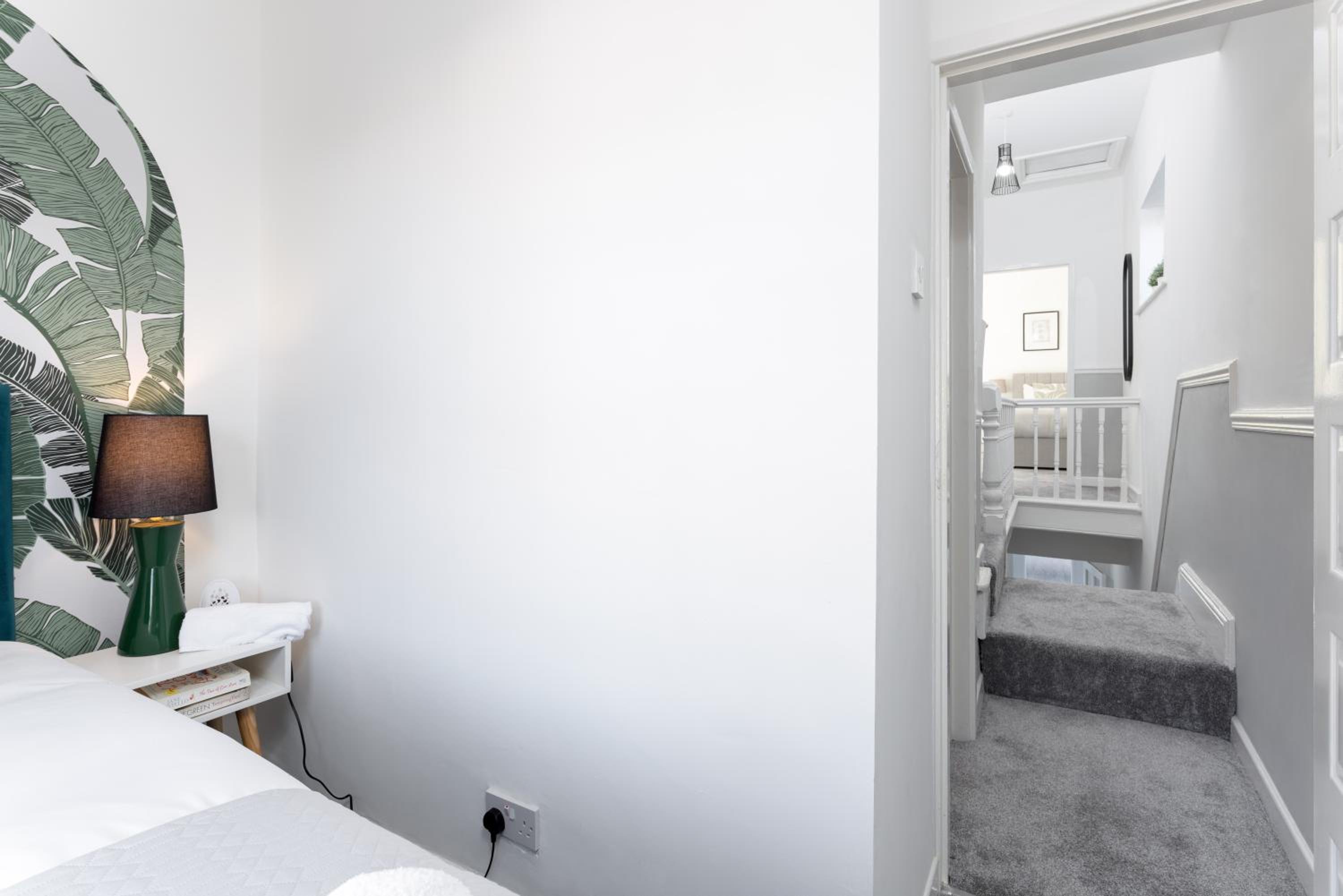 Cowley House - Air Host & Stay - Sleeps 7