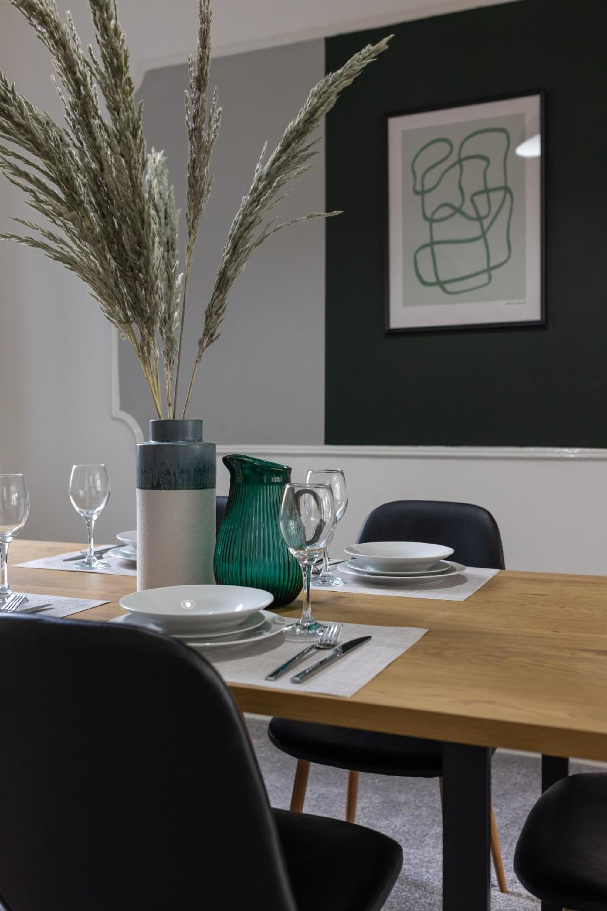 Cowley House - Air Host & Stay - Sleeps 7