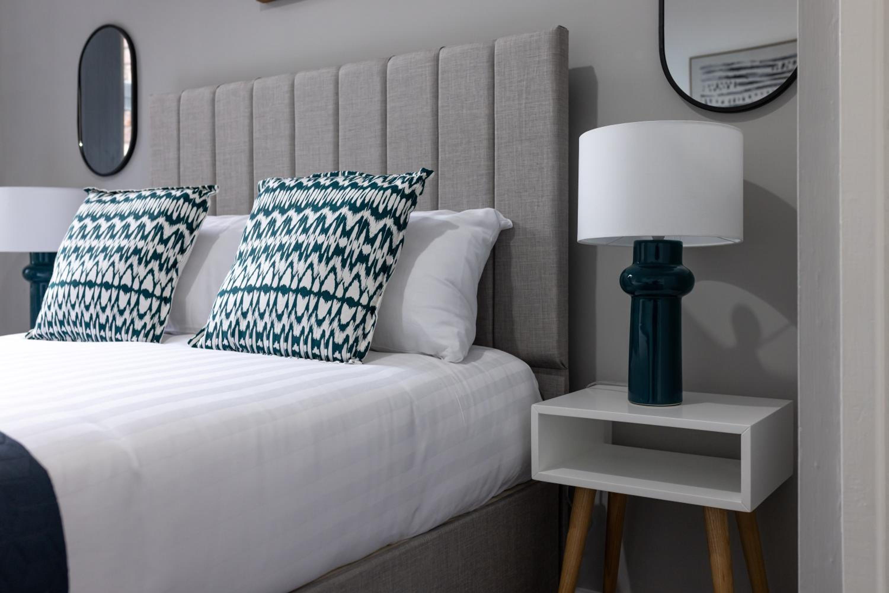 Cowley House - Air Host & Stay - Sleeps 7