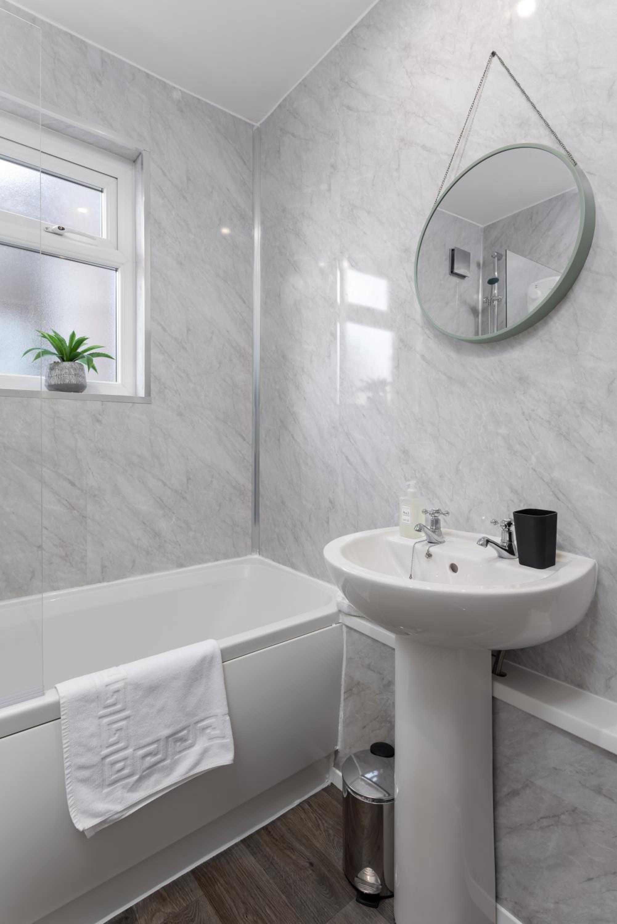 Cowley House - Air Host & Stay - Sleeps 7