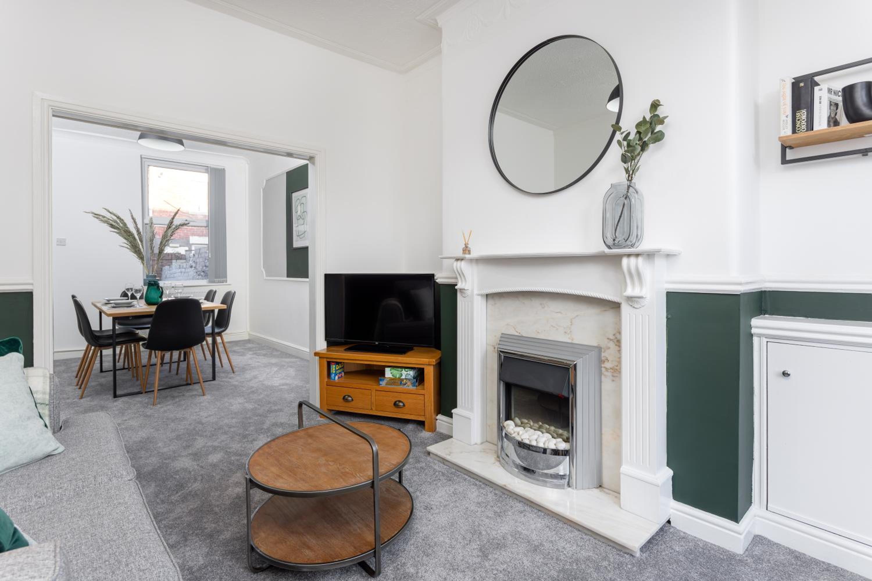 Cowley House - Air Host & Stay - Sleeps 7