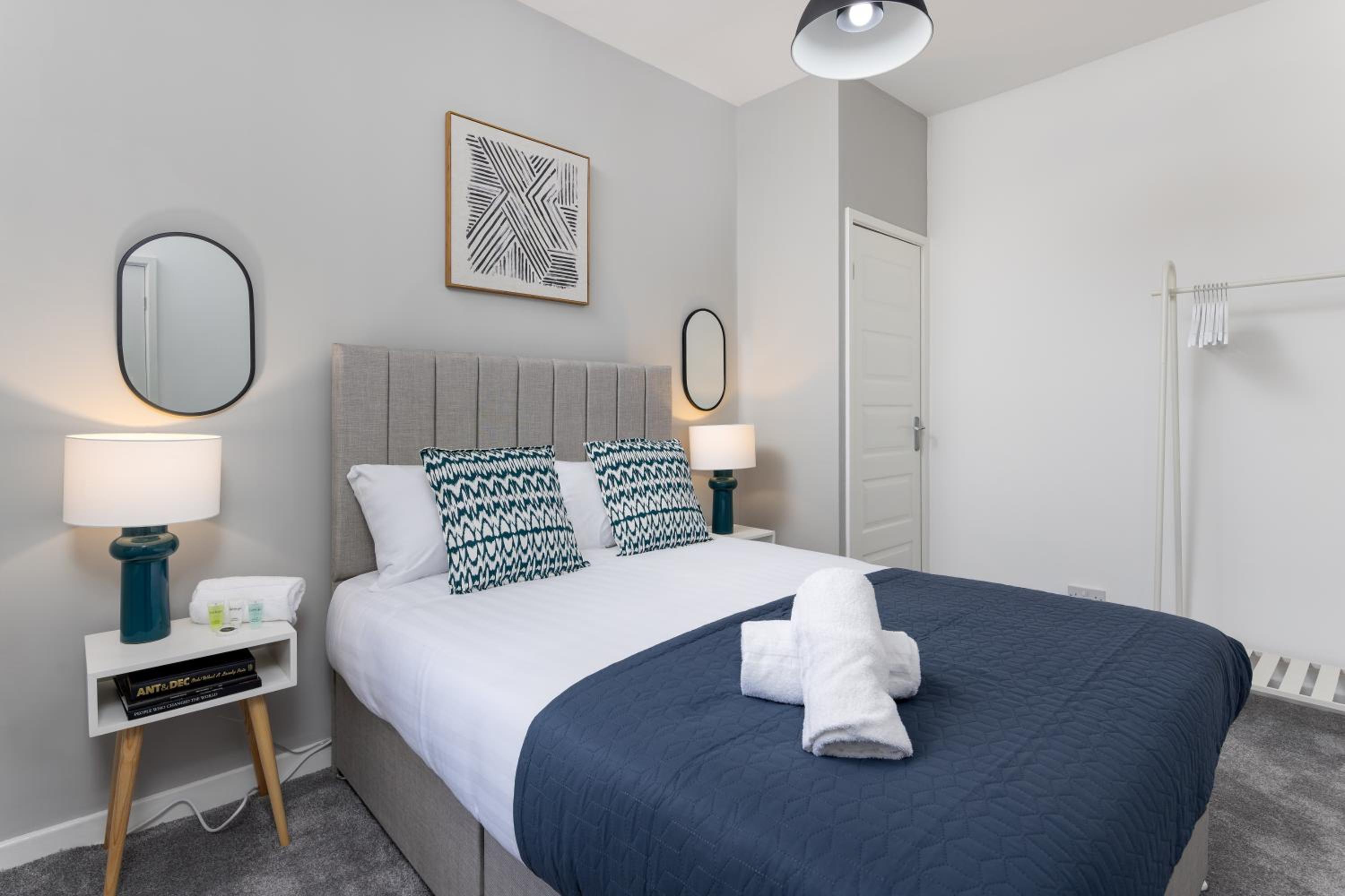 Cowley House - Air Host & Stay - Sleeps 7