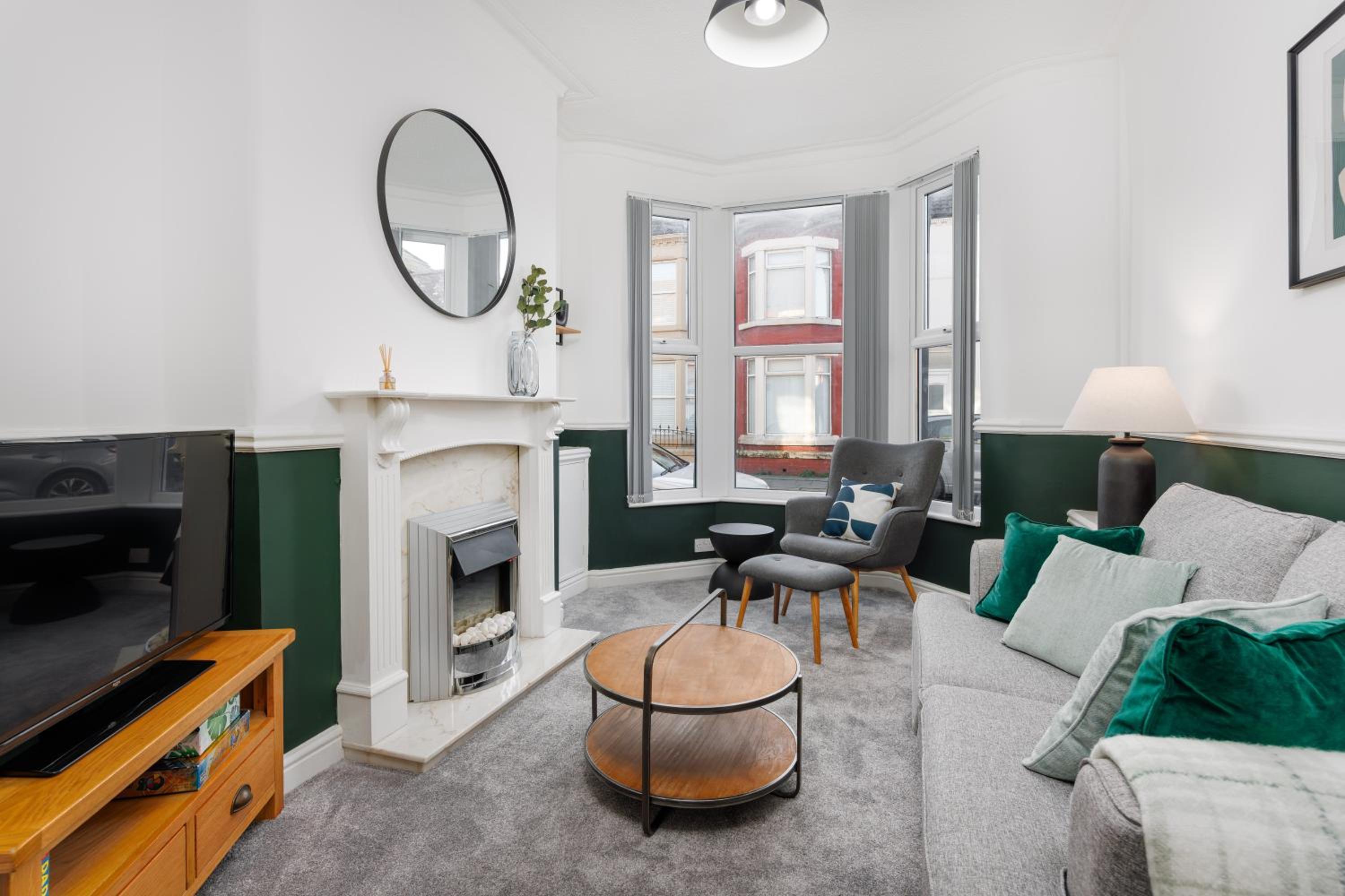 Cowley House - Air Host & Stay - Sleeps 7