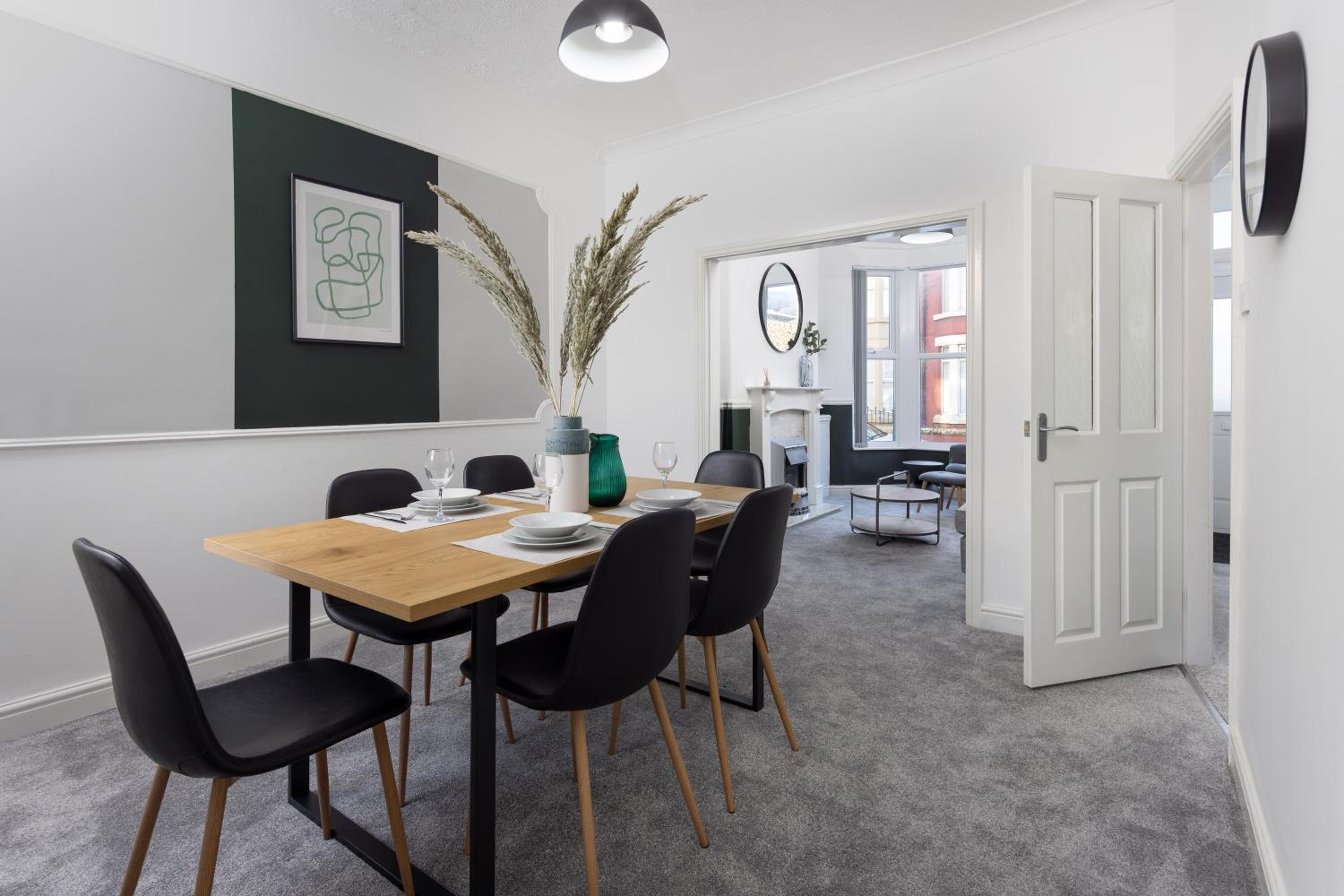 Cowley House - Air Host & Stay - Sleeps 7