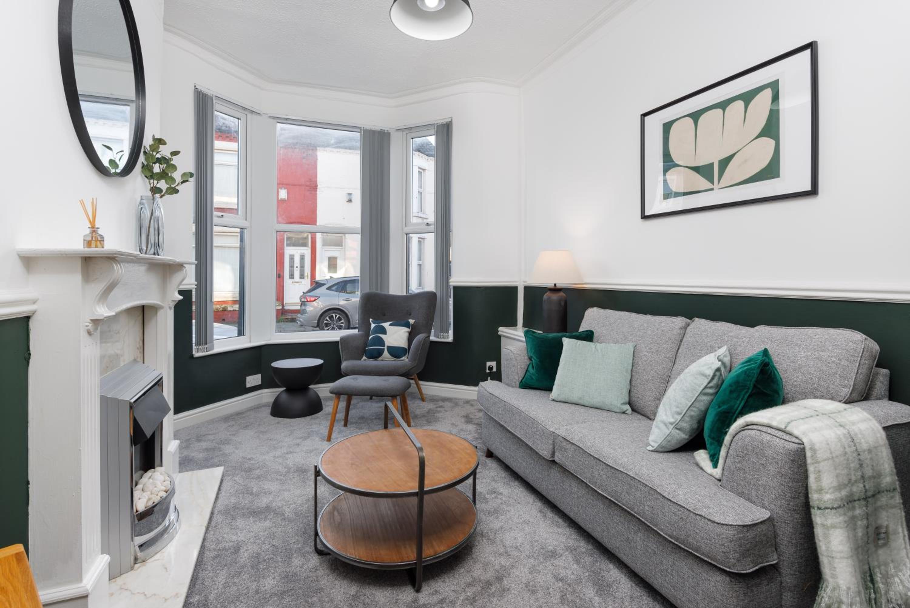 Cowley House - Air Host & Stay - Sleeps 7