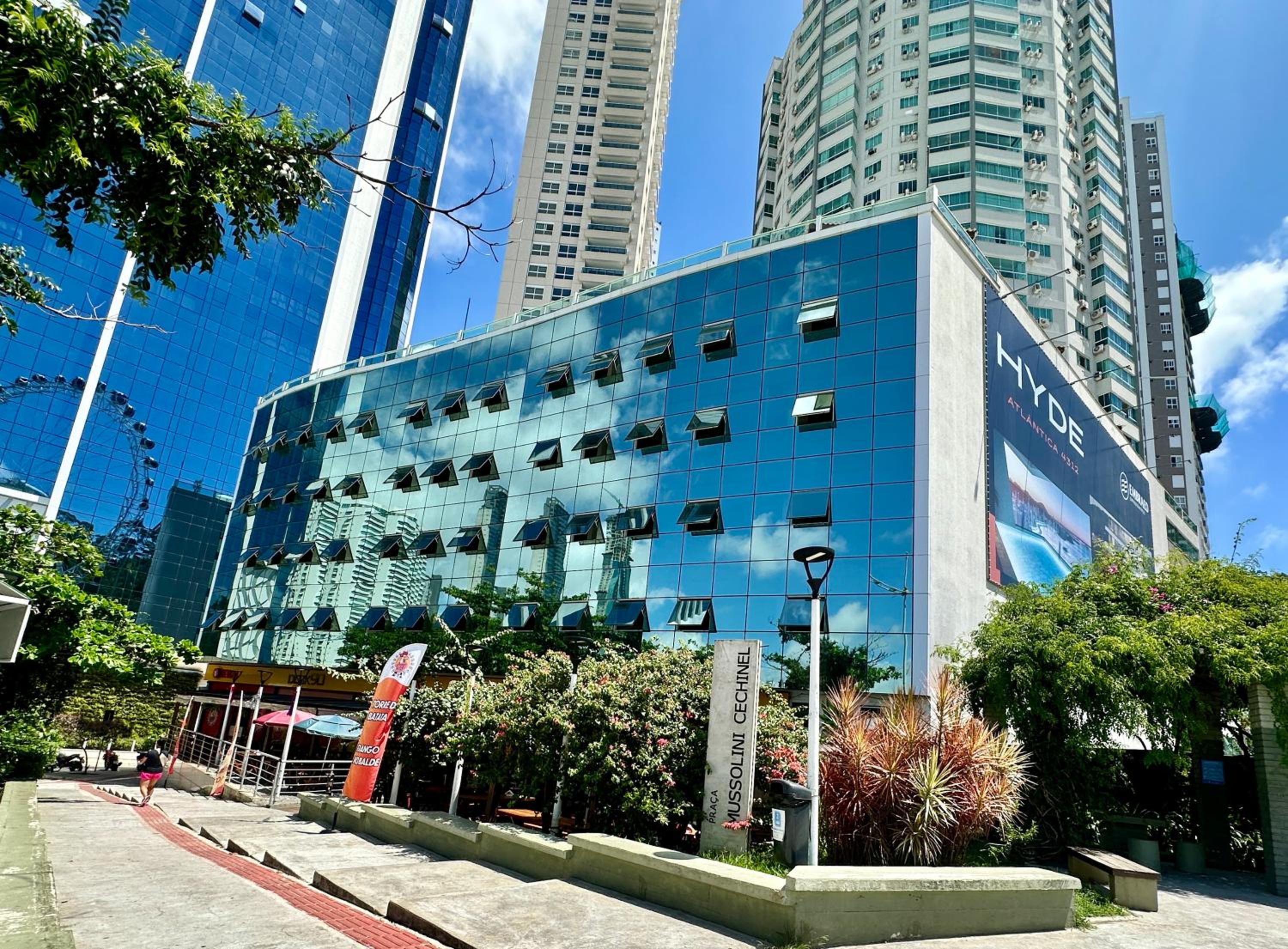 Hotel Roda Gigante, Garagem E Piscina