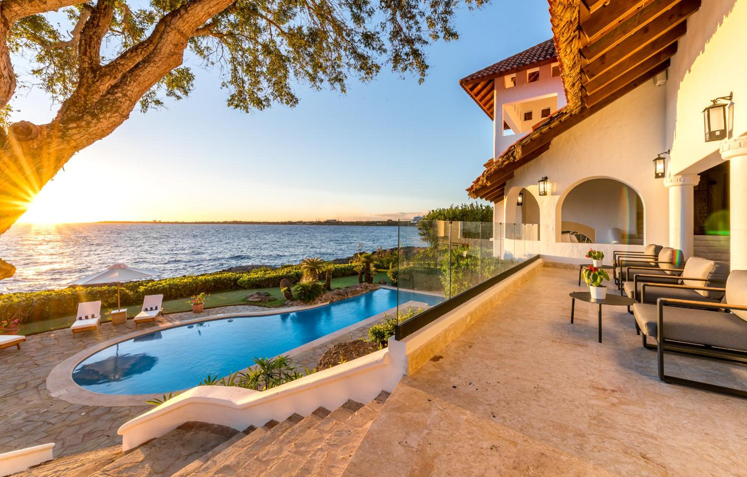Ocean Front Villa Accommodates 14 Guests With Service view 3