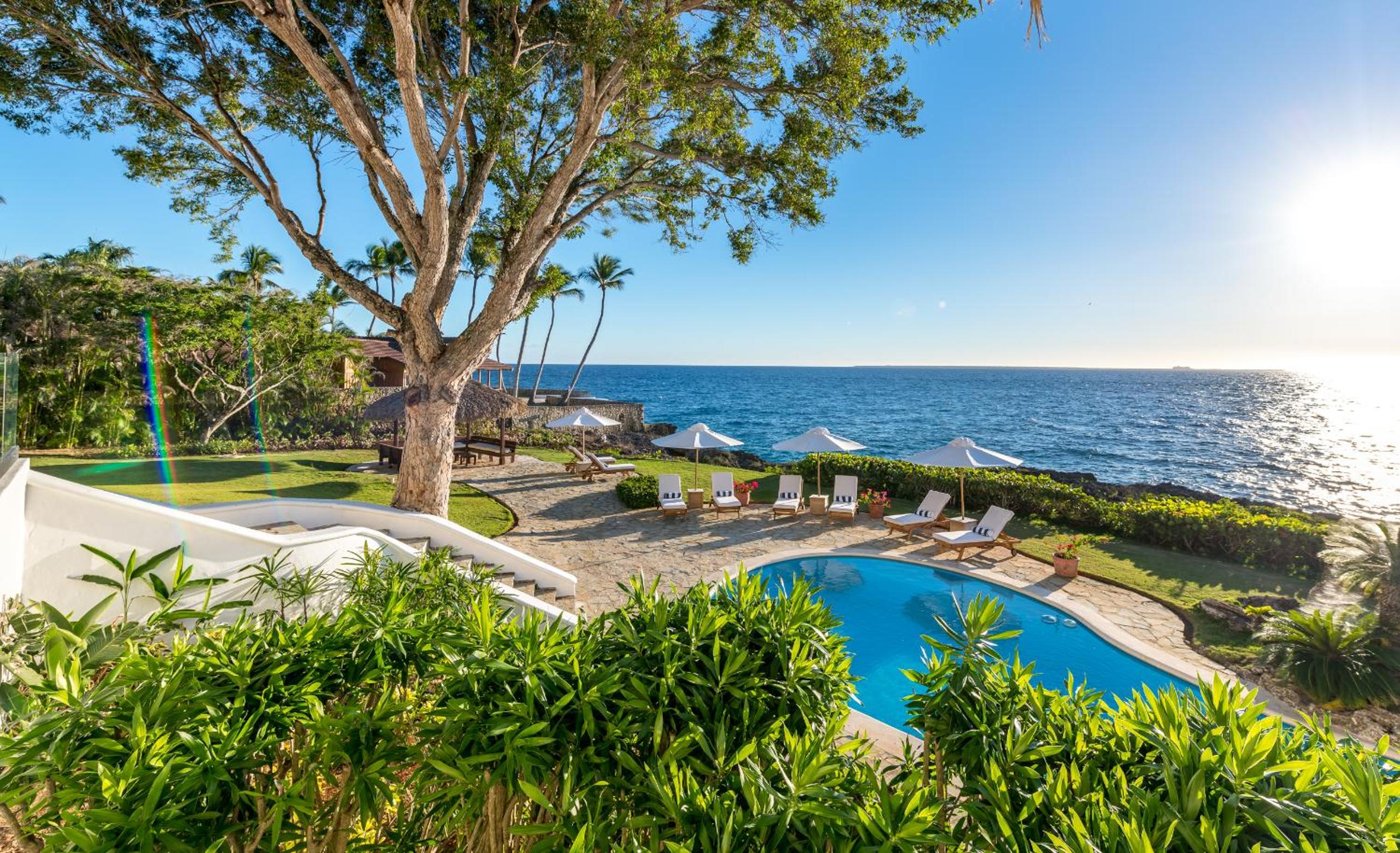 Ocean Front Villa Accommodates 14 Guests With Service view 4