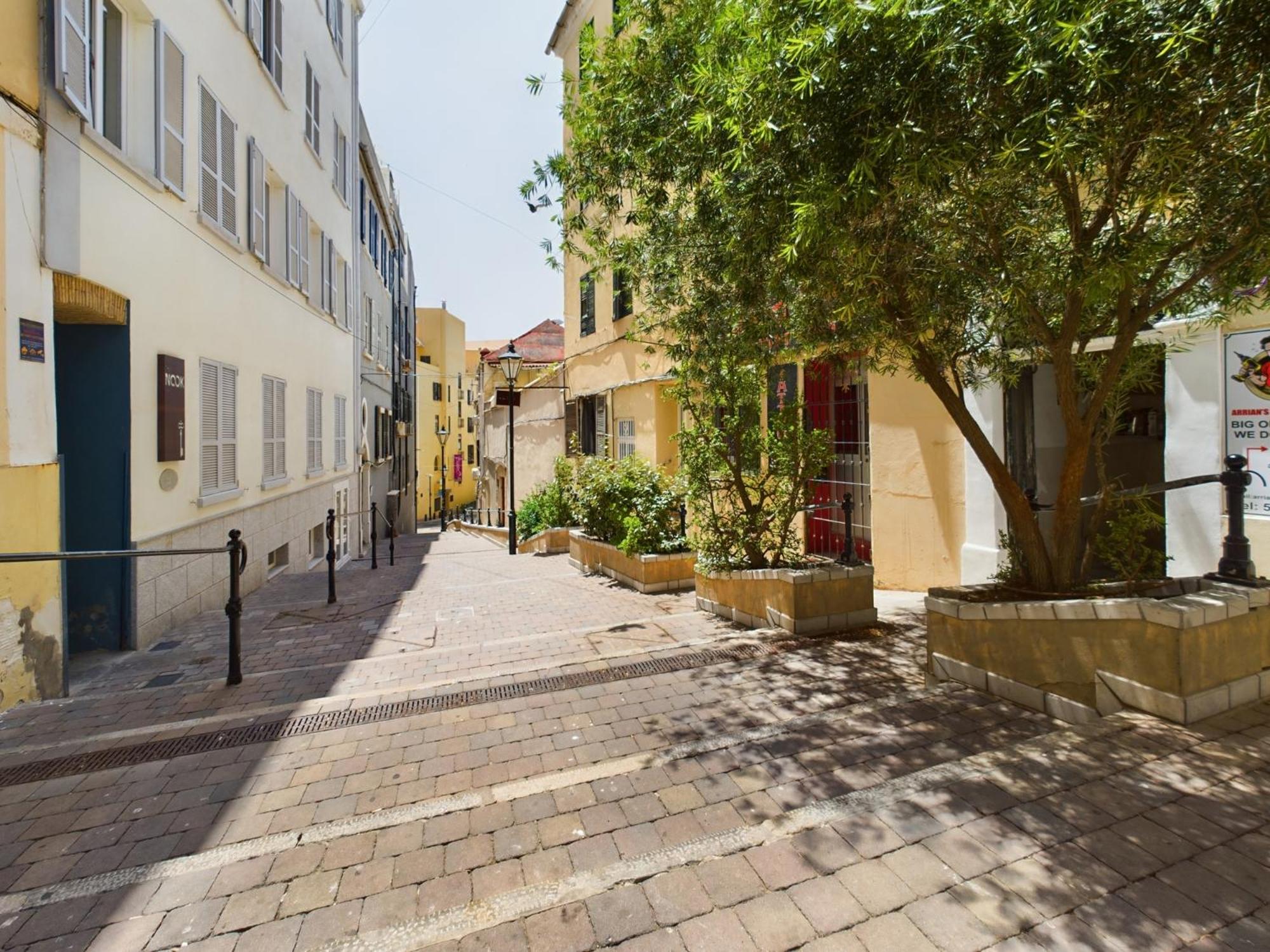 Hidden Gem Hideaway Retreat in Central Town Area with AC view 3