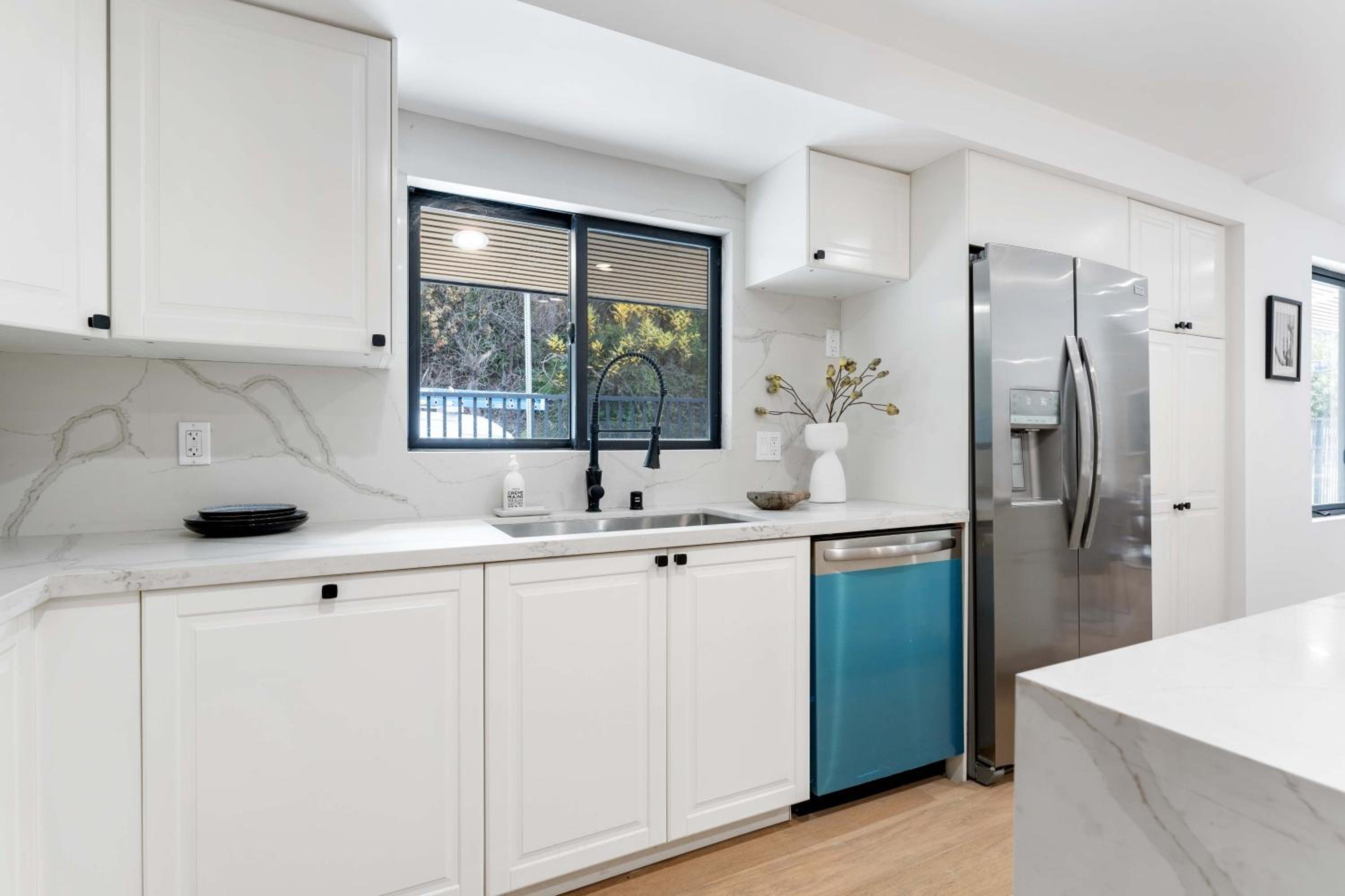 Luxury Living 3BR House with Outdoor space, Parking