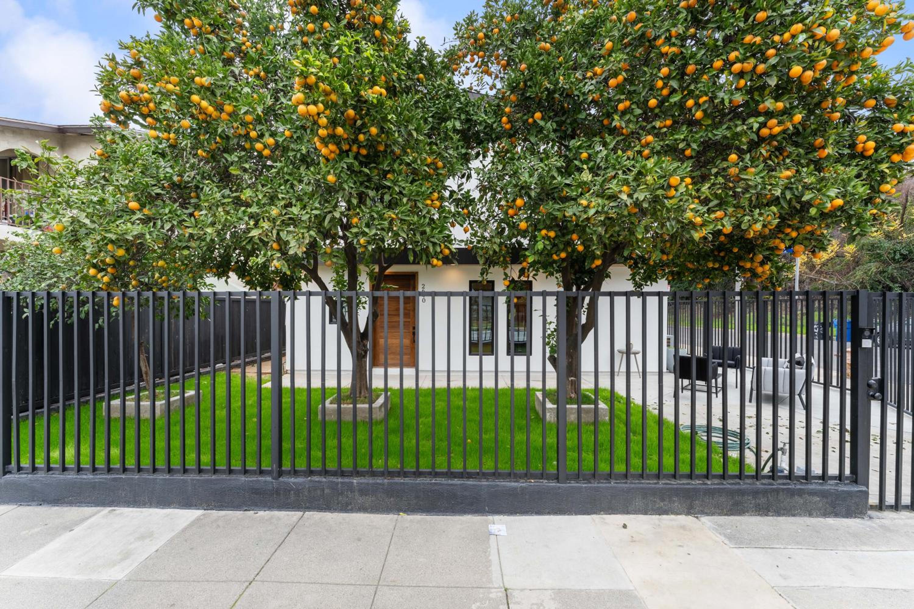 Luxury Living 3BR House with Outdoor space, Parking