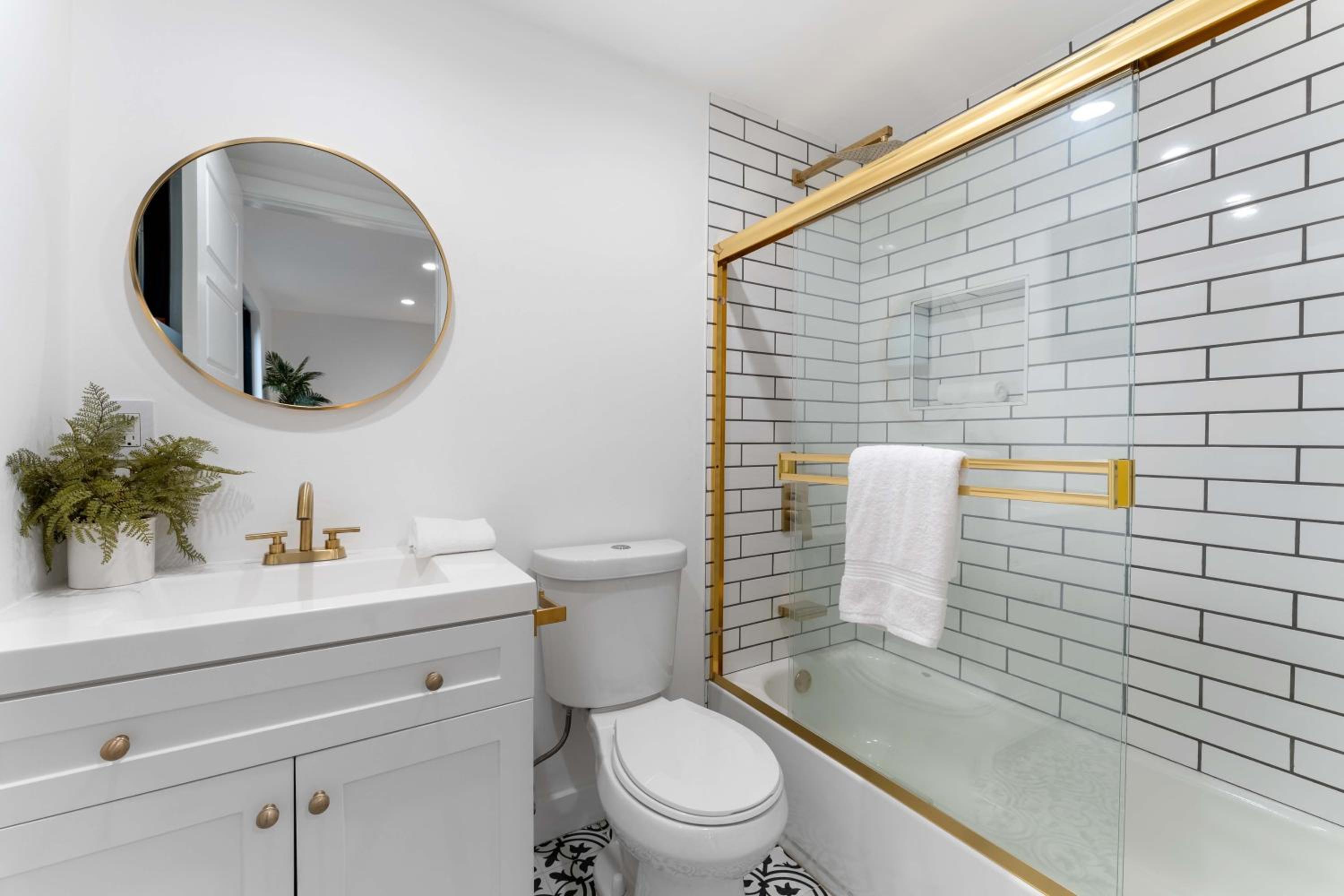 Luxury Living 3BR House with Outdoor space, Parking