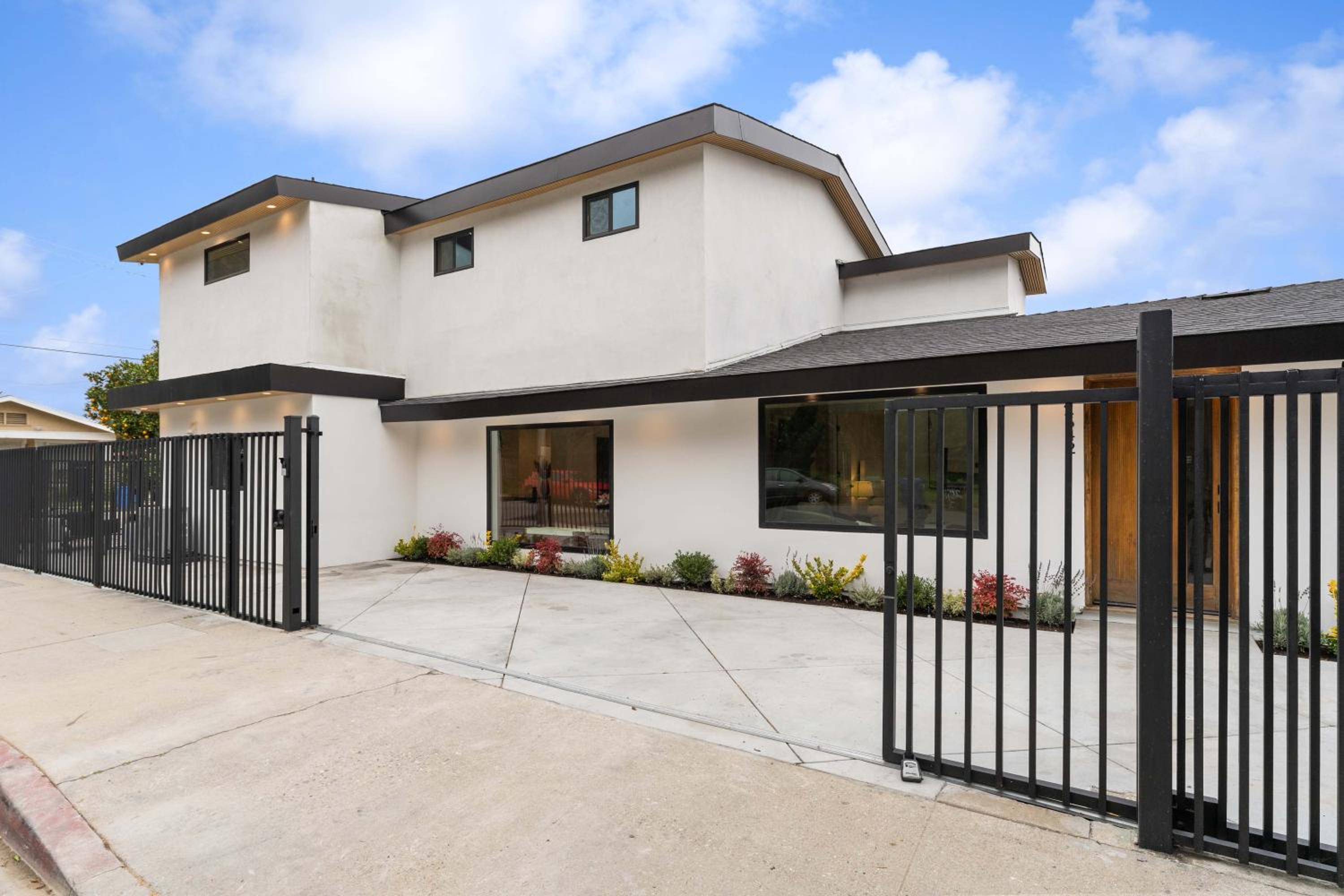 Luxury Living 3BR House with Outdoor space, Parking