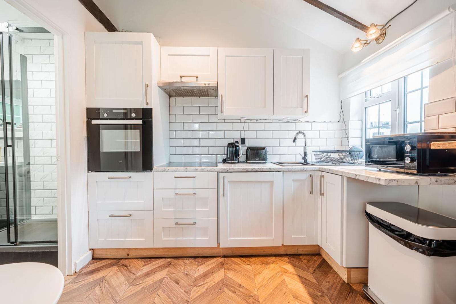 New Forest Cottage with Hot Tub, Fireplace and Private Garden view 2