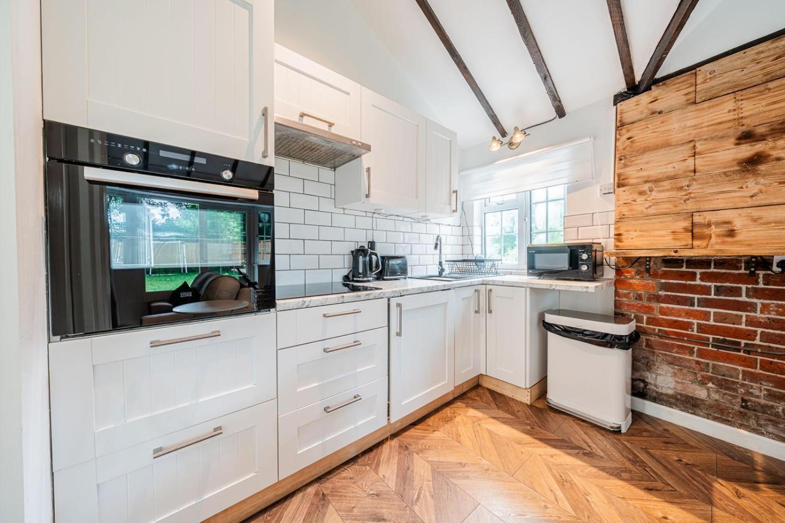 New Forest Cottage with Hot Tub, Fireplace and Private Garden view 3