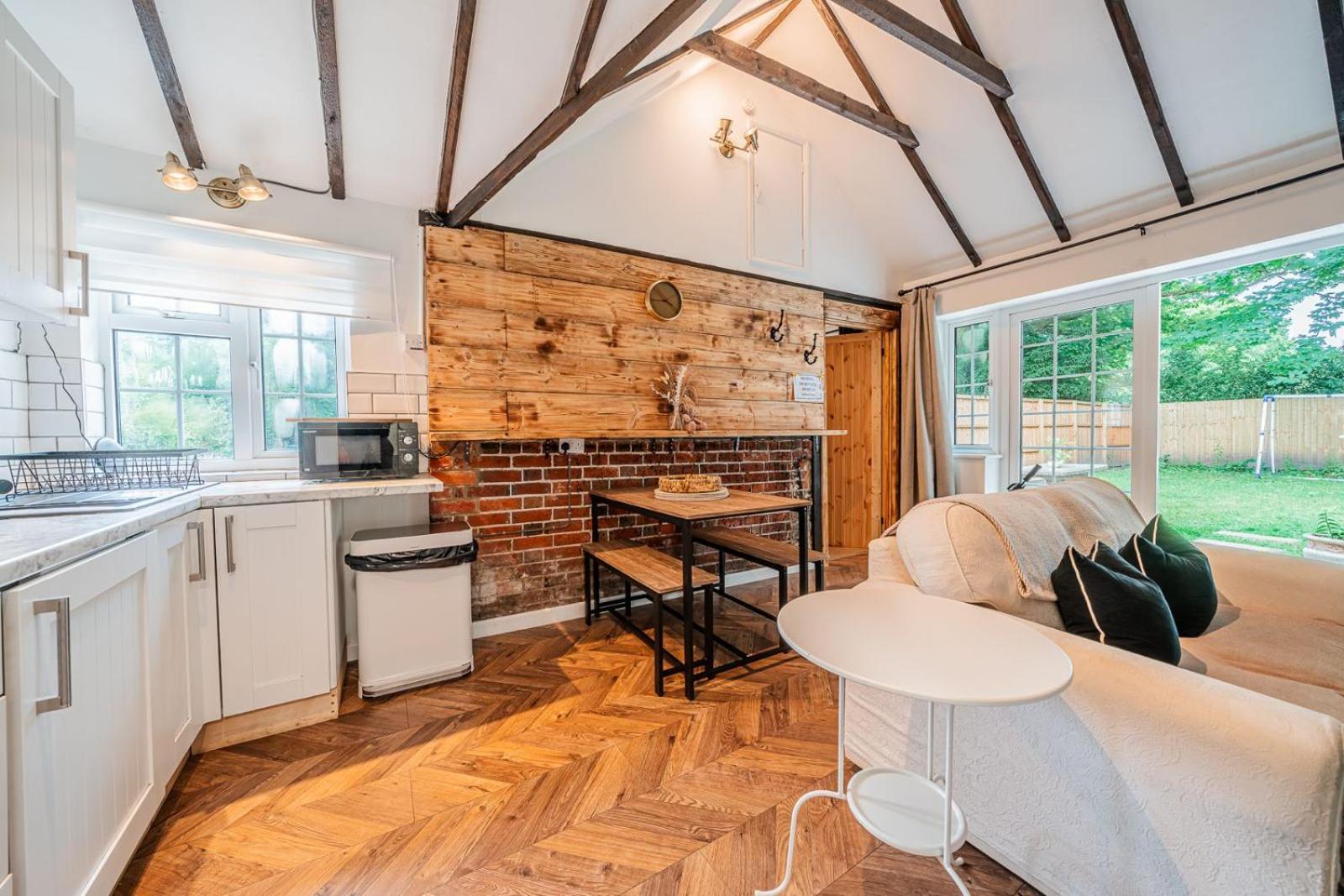 New Forest Cottage with Hot Tub, Fireplace and Private Garden view 5