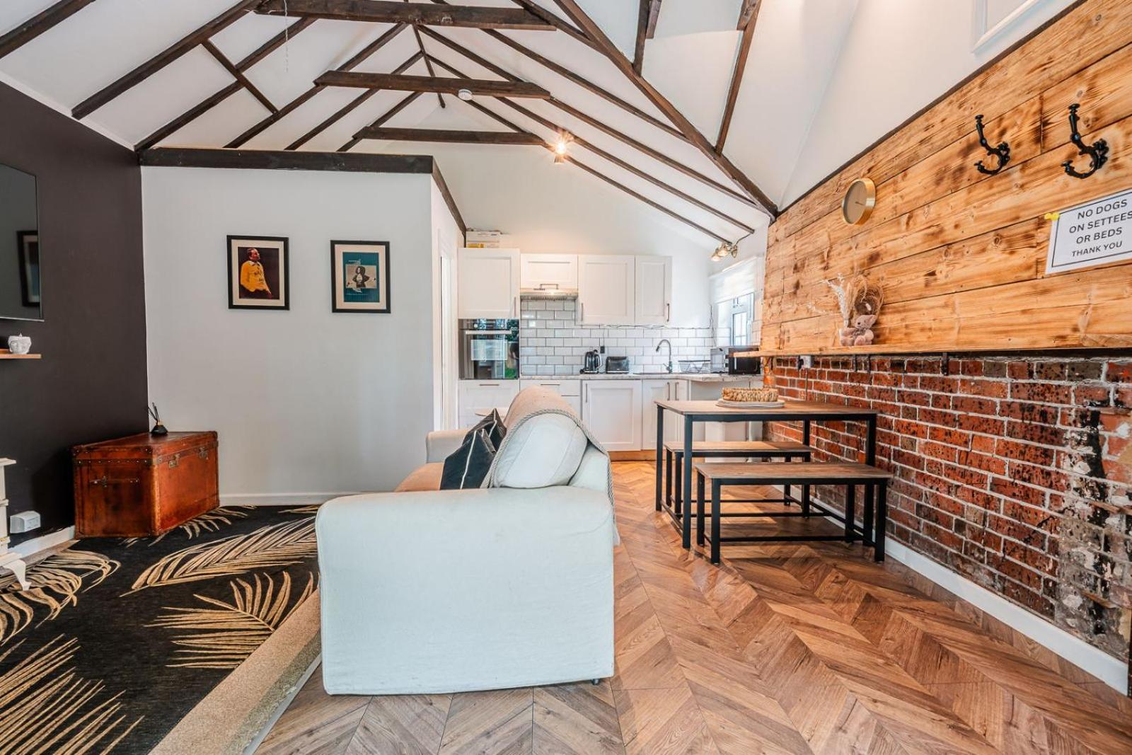 New Forest Cottage with Hot Tub, Fireplace and Private Garden view 4