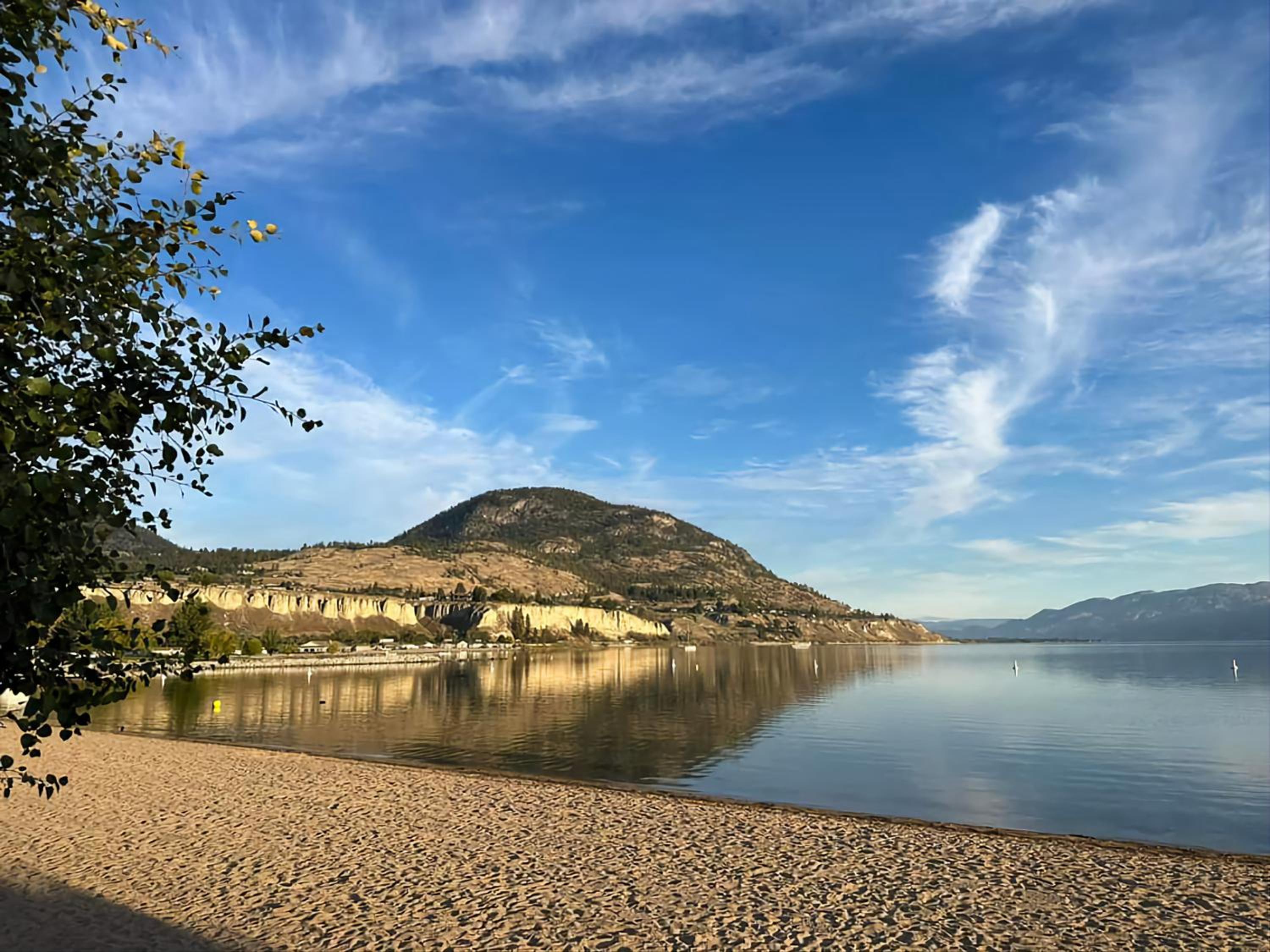 Comfy KING Bed, Large private Basement Suite, Smart TV in Penticton- city of PEACHES AND BEACHES