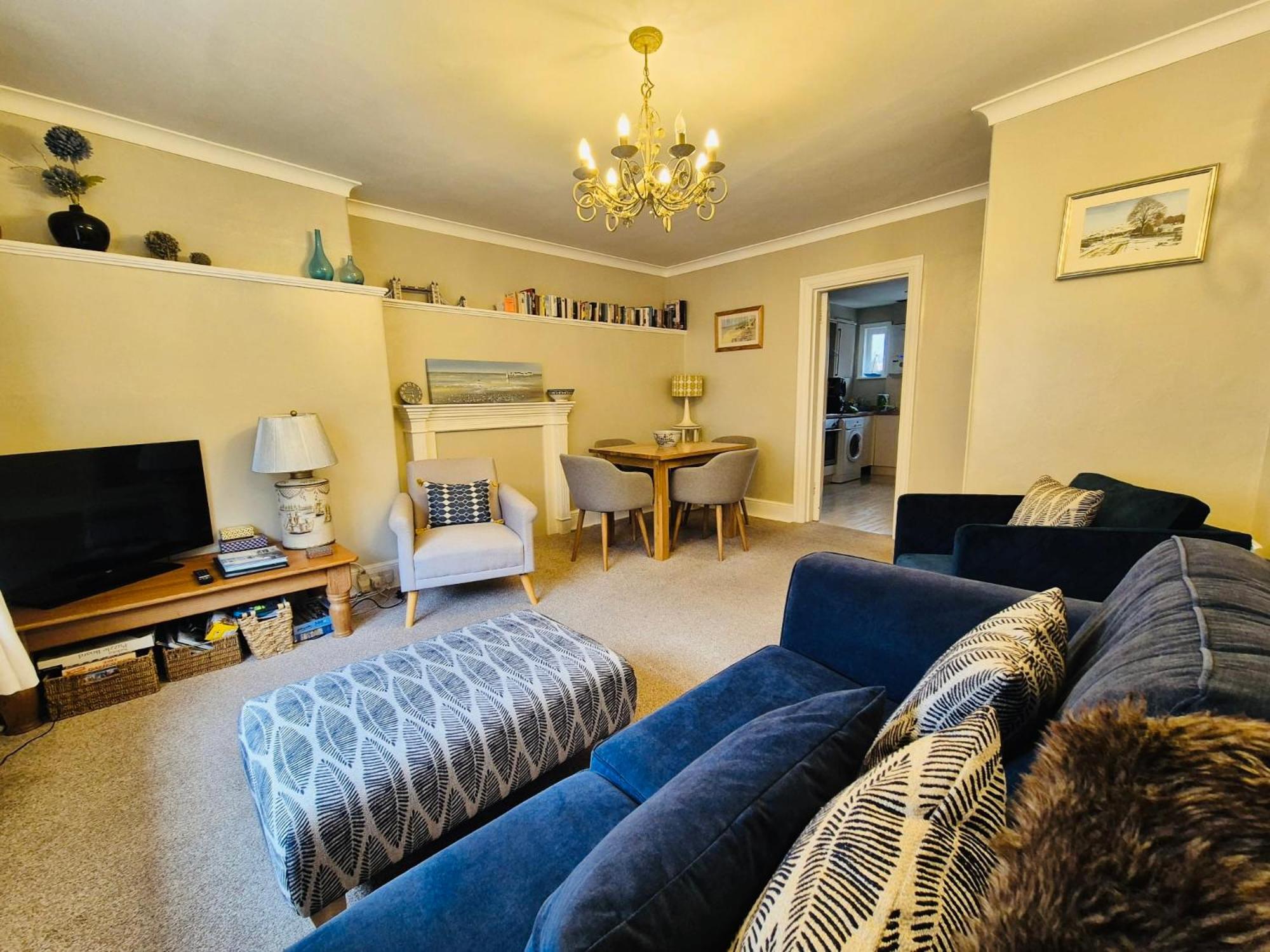 ROCKFERRY 3 Bed Central Apartment + parking permit view 2