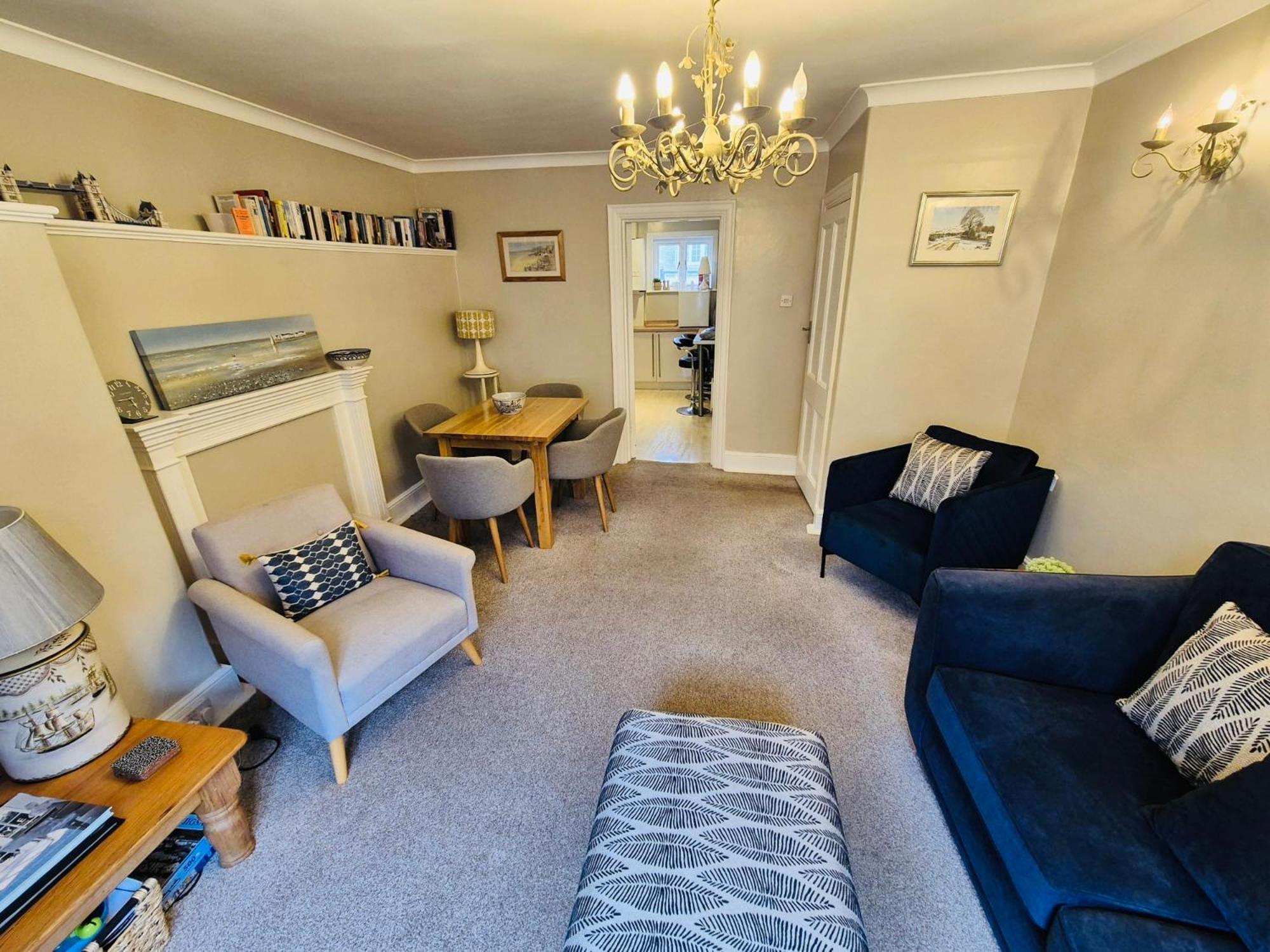 ROCKFERRY 3 Bed Central Apartment + parking permit view 3