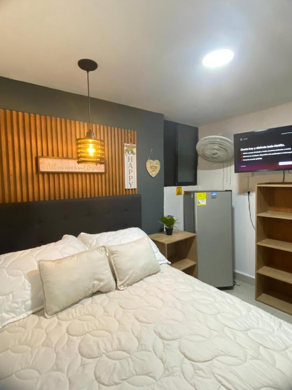 HABITACIÓN independiente con COCINA EN LAURELES ESTADIO para 3 personas