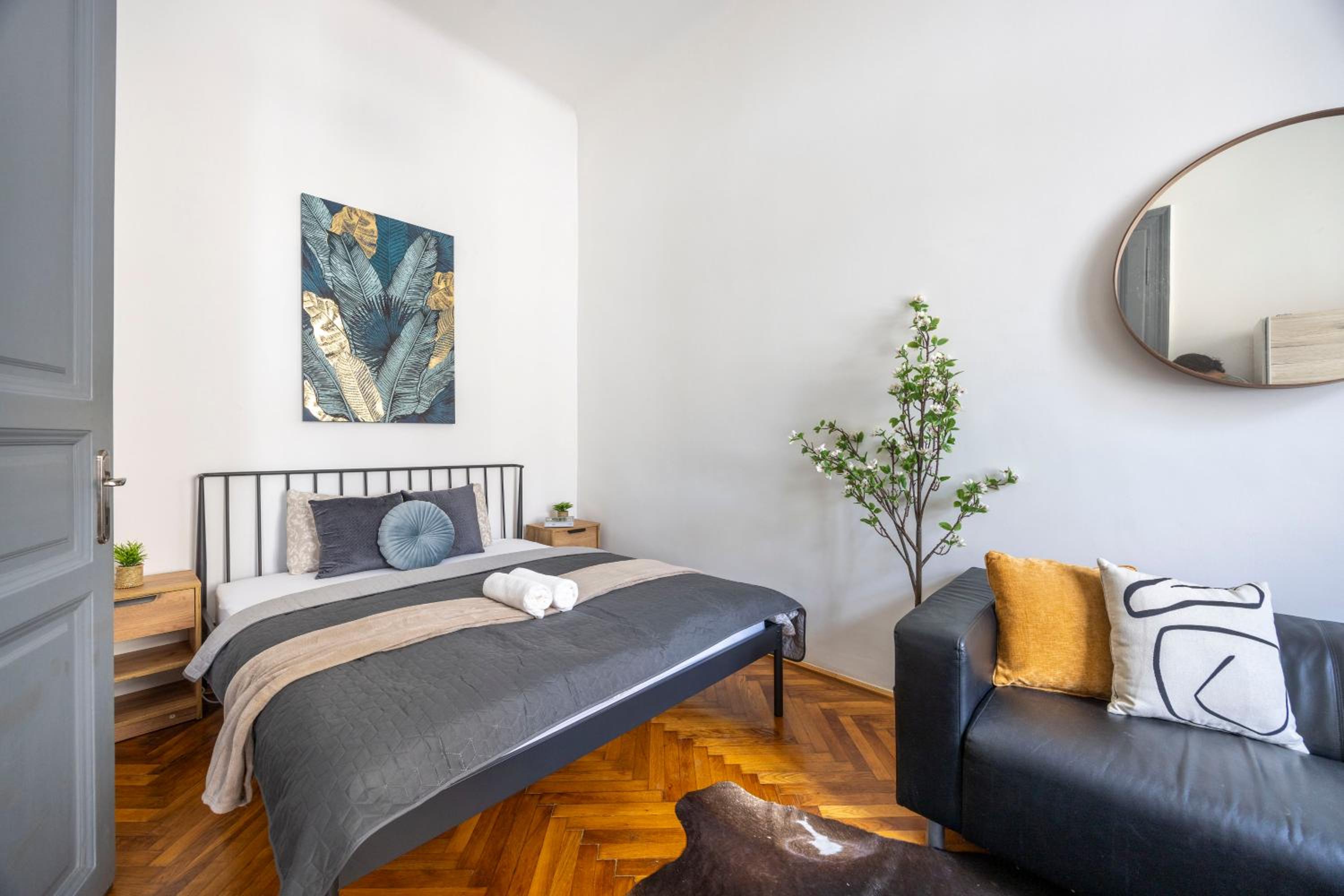 Charming & Cozy Stylish Apartment in the Heart of Budapest view 3
