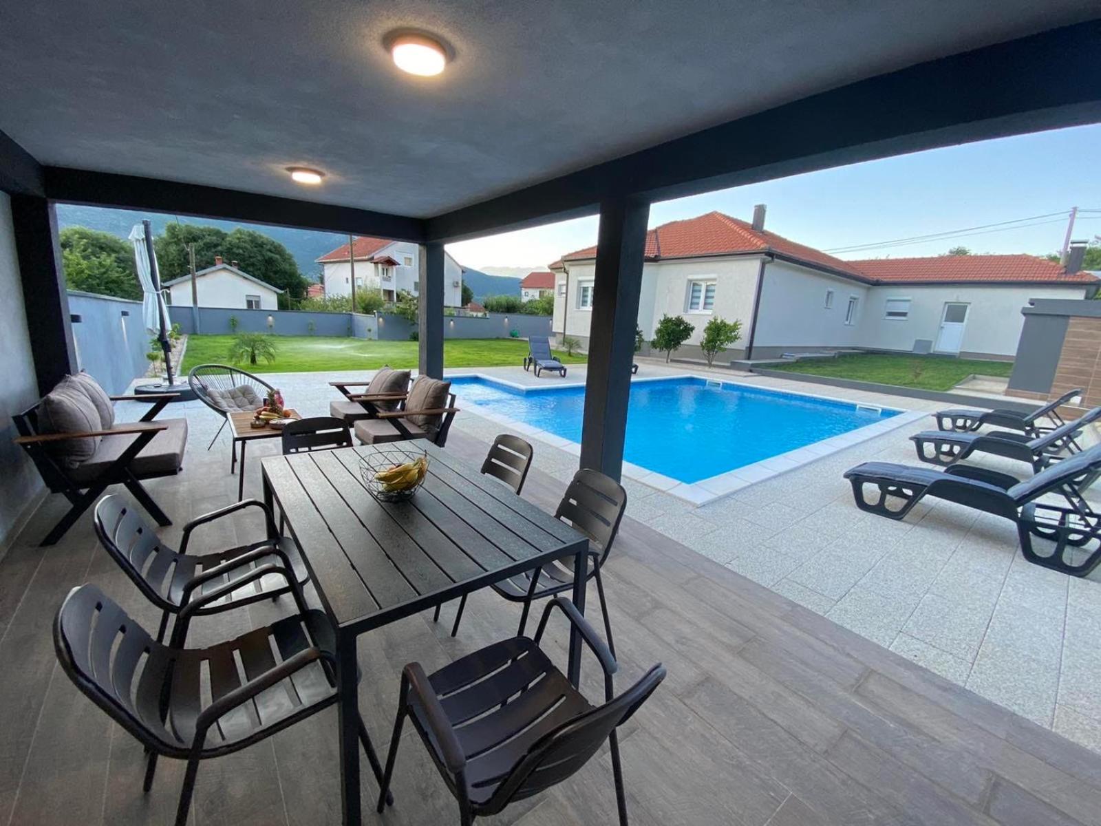 House and pool BajNa