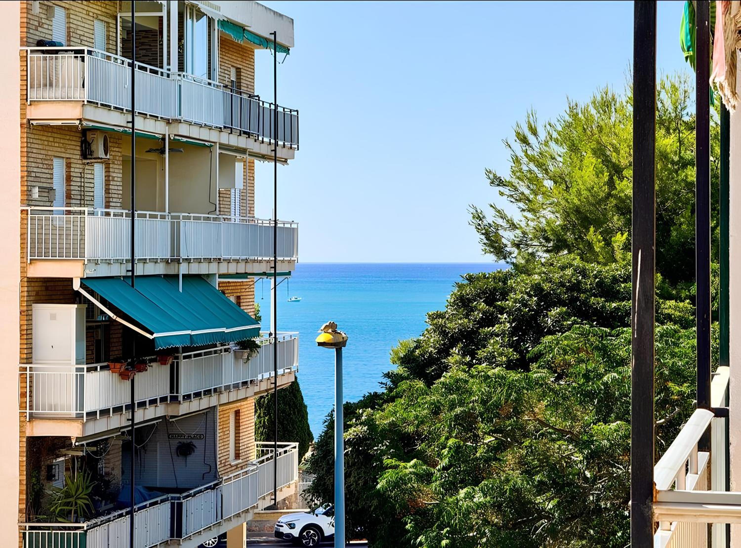 Large apartment near the sea