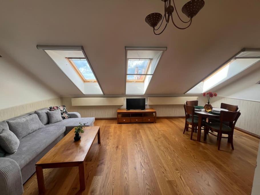 Old Town apartment with Free Parking