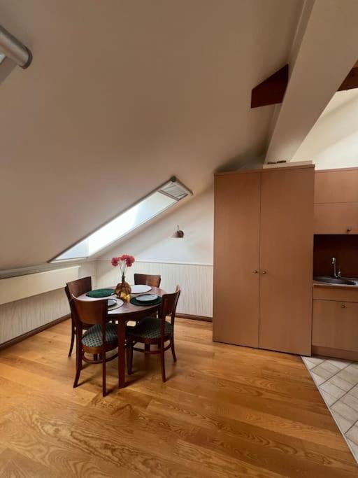 Old Town apartment with Free Parking