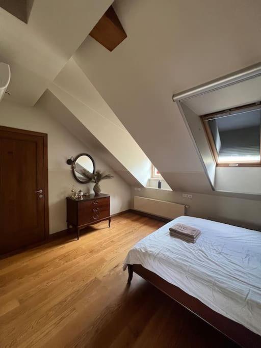Old Town apartment with Free Parking