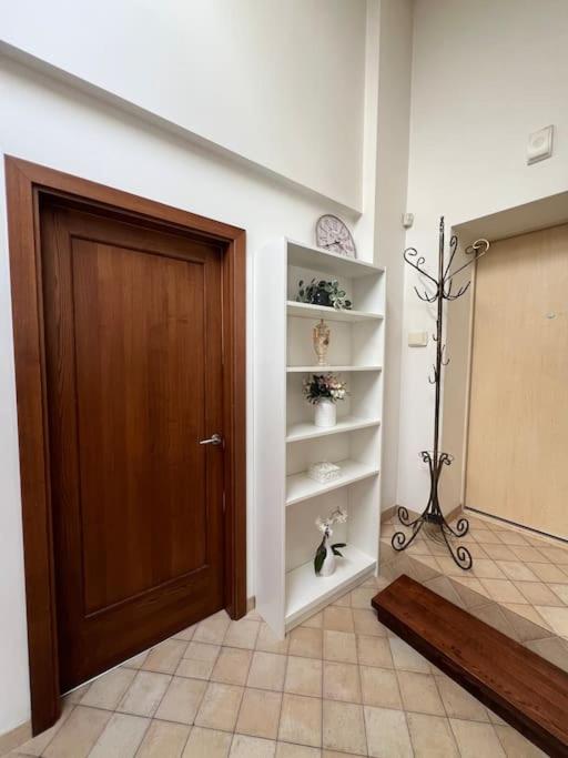 Old Town apartment with Free Parking
