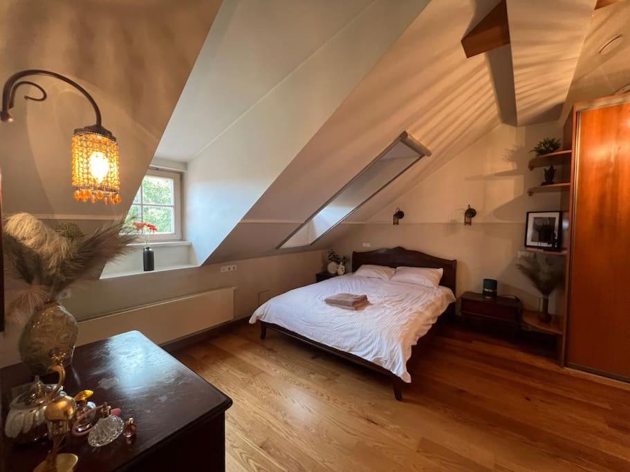 Old Town apartment with Free Parking
