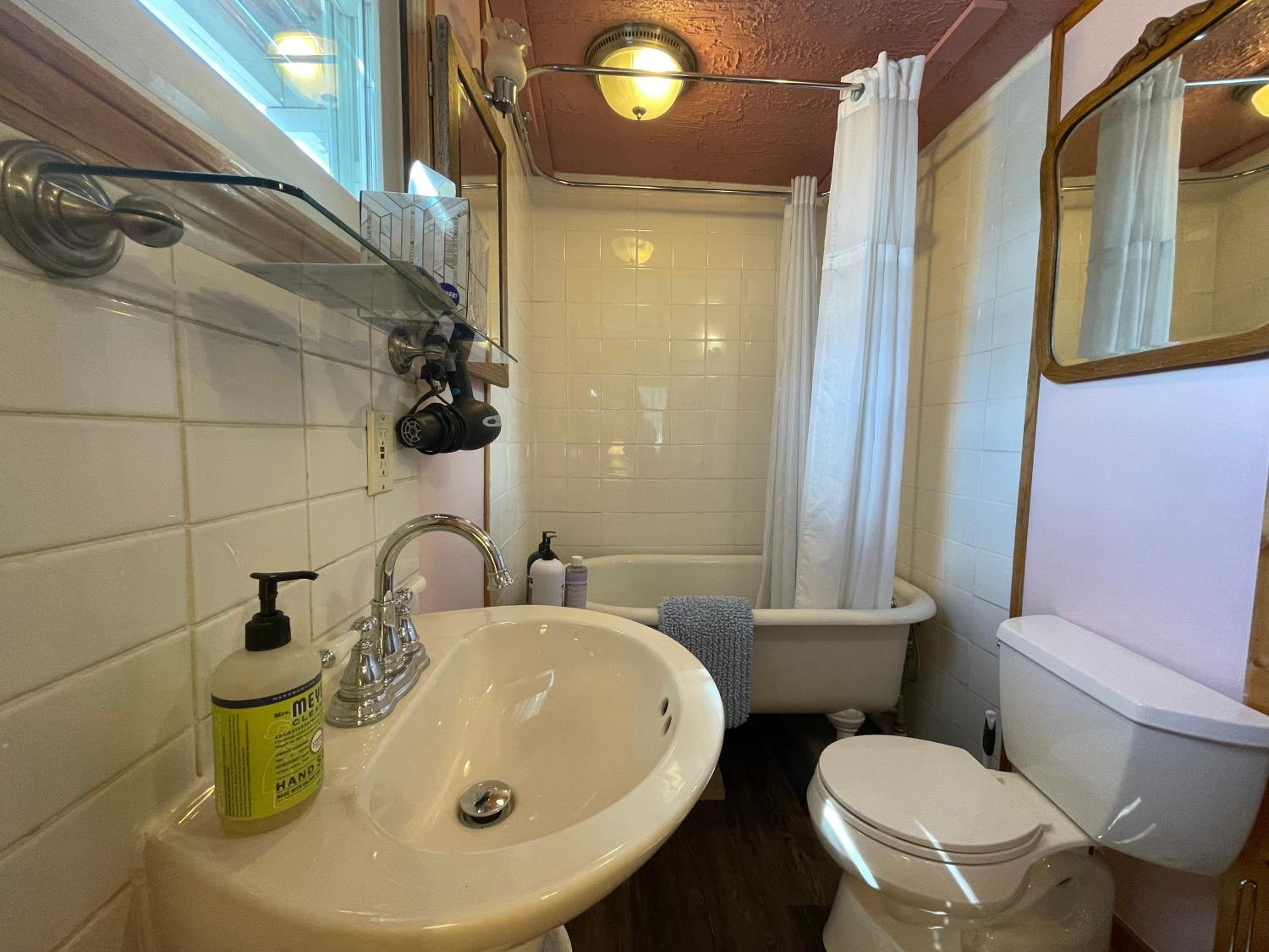 Fireside Inn & Hostel