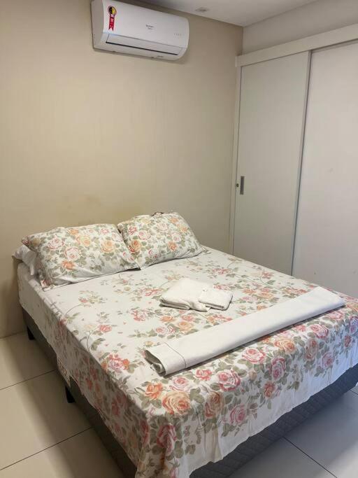 Quarto e sala bem localizado