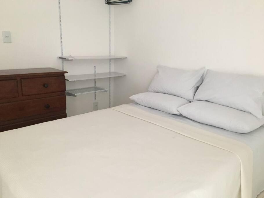 Quarto e sala bem localizado
