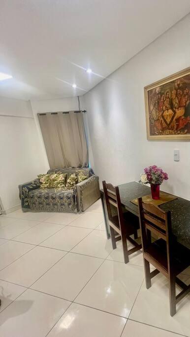 Quarto e sala bem localizado