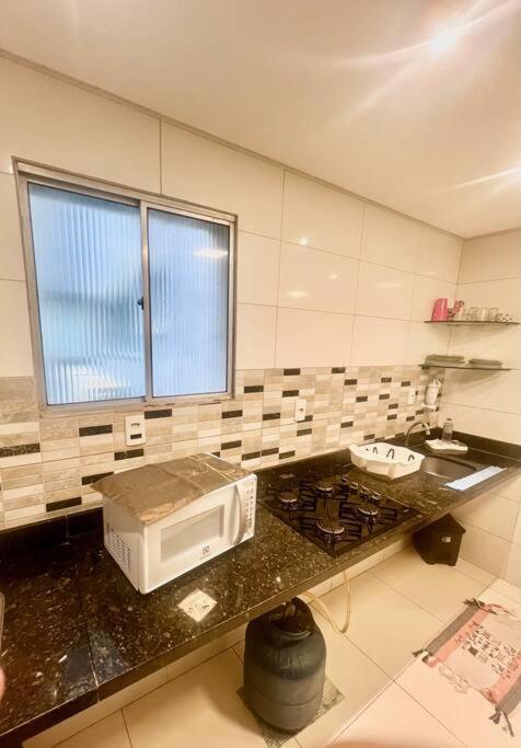 Quarto e sala bem localizado