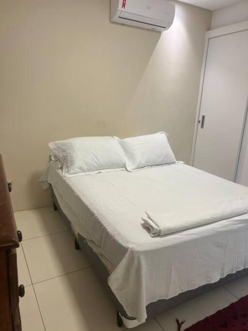 Quarto e sala bem localizado