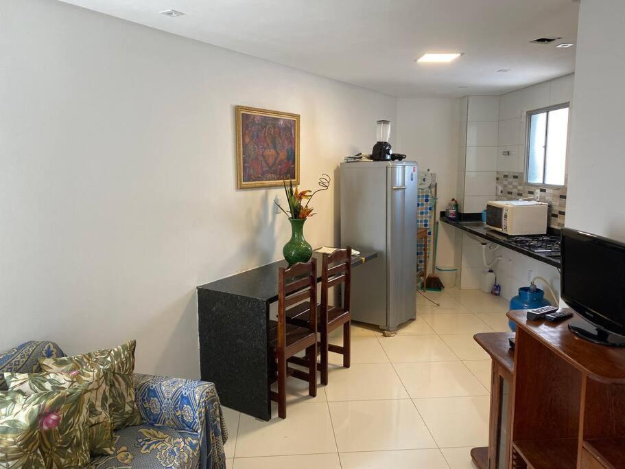Quarto e sala bem localizado
