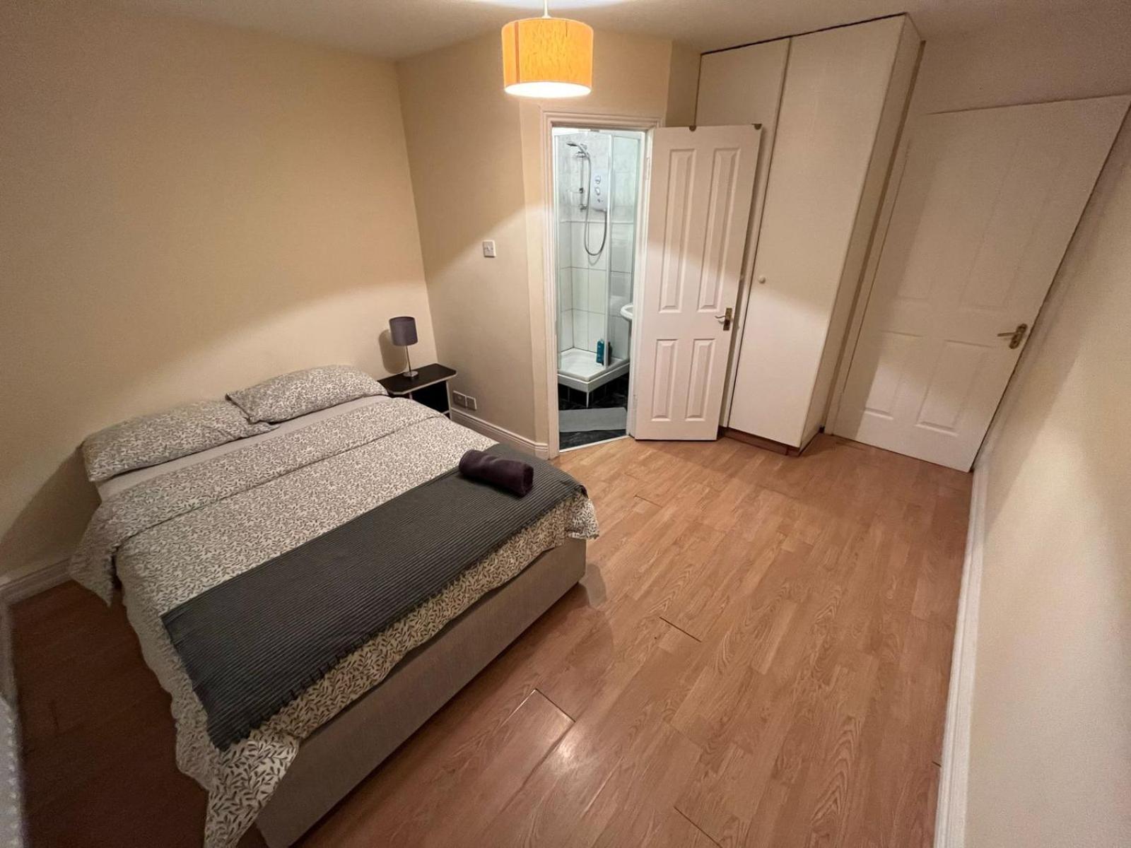 Cama doble con baño privado D24