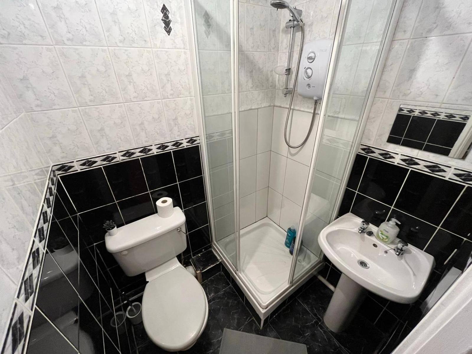 Cama doble con baño privado D24