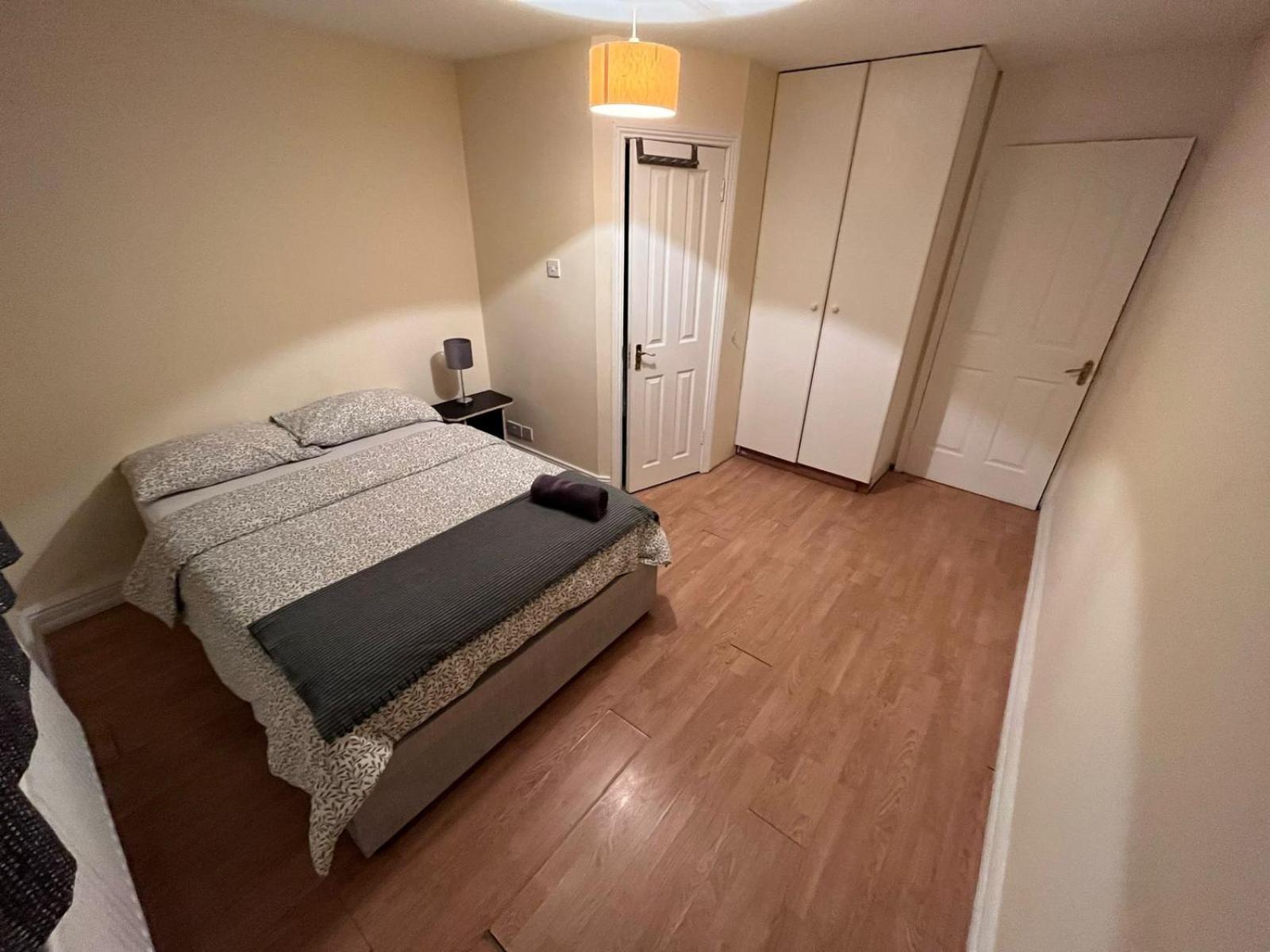 Cama doble con baño privado D24
