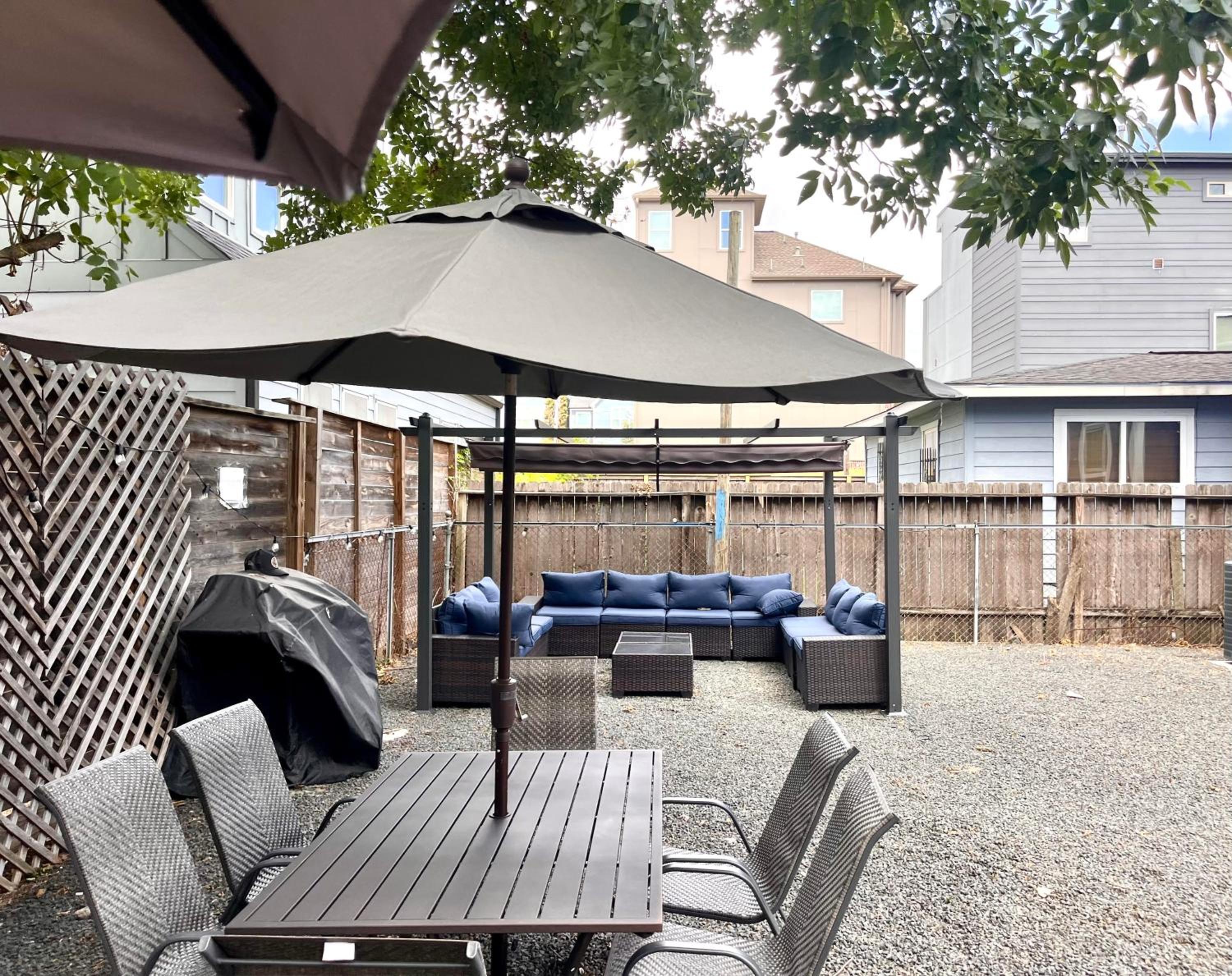 Winter Retreat 3b 3ba Huge backyard Mins from Downtown view 5