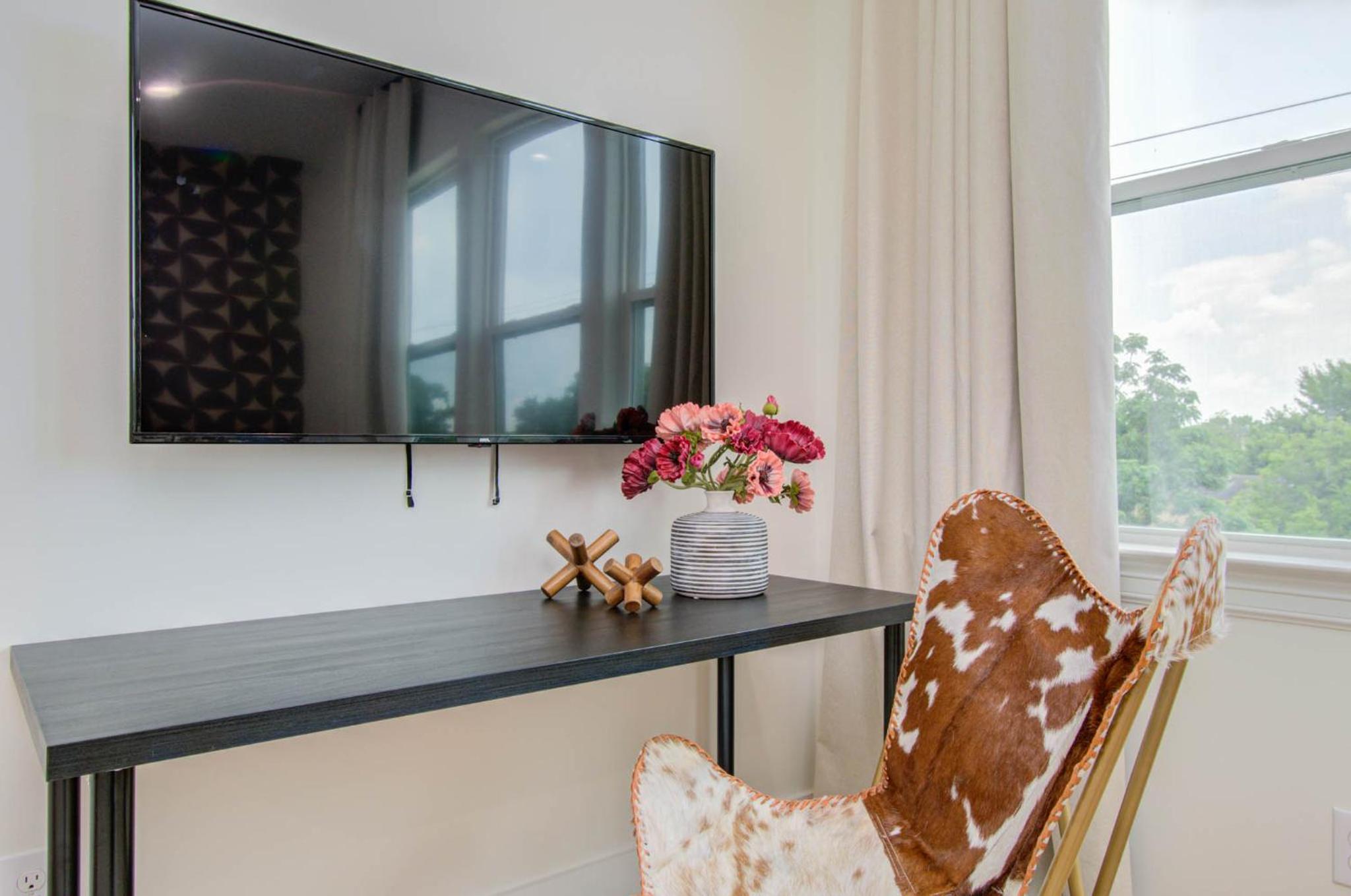 Central Location - Modern 3bd - BBQ & Movie - Games view 3