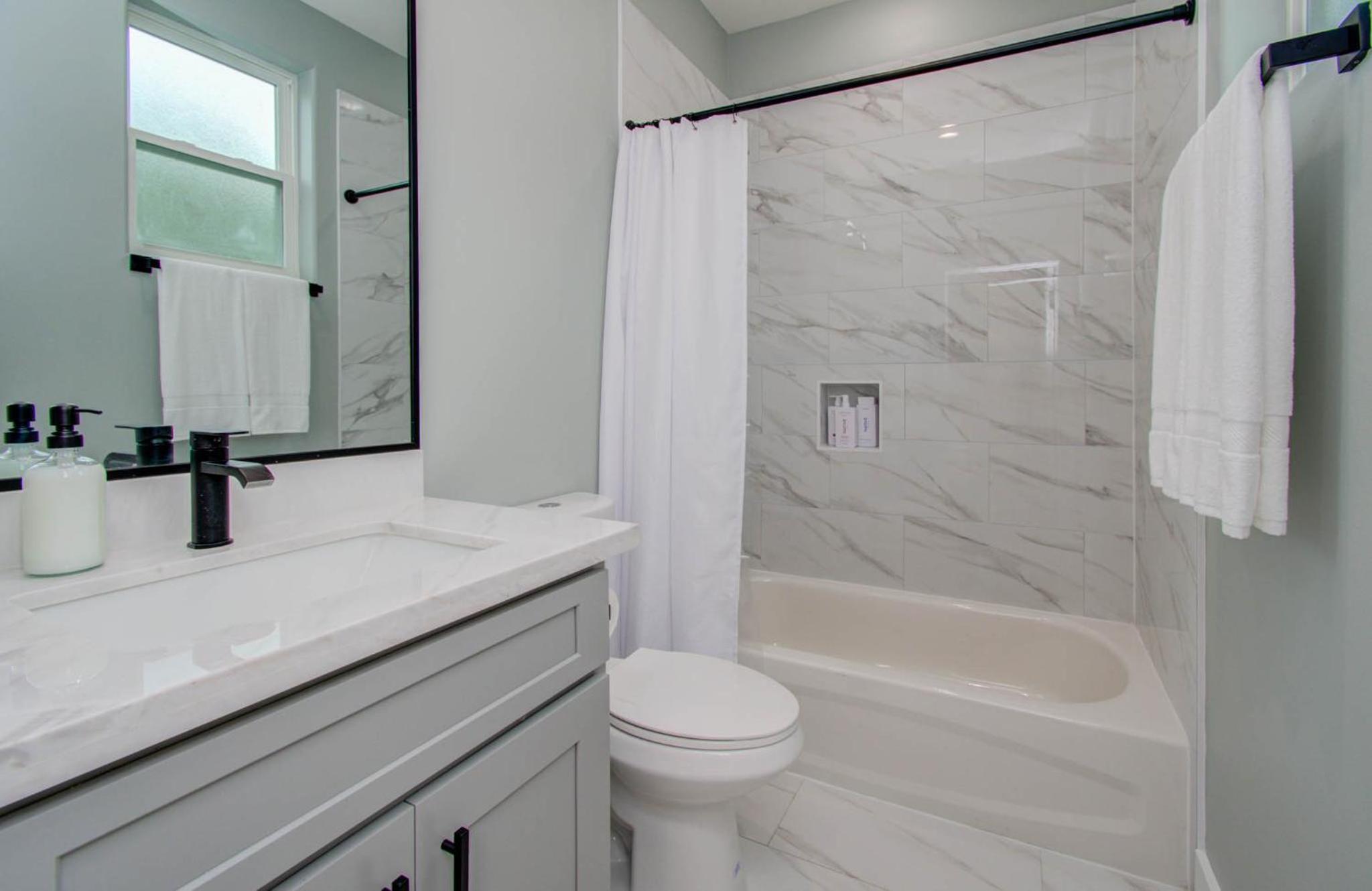 Central Location - Modern 3bd - BBQ & Movie - Games view 5