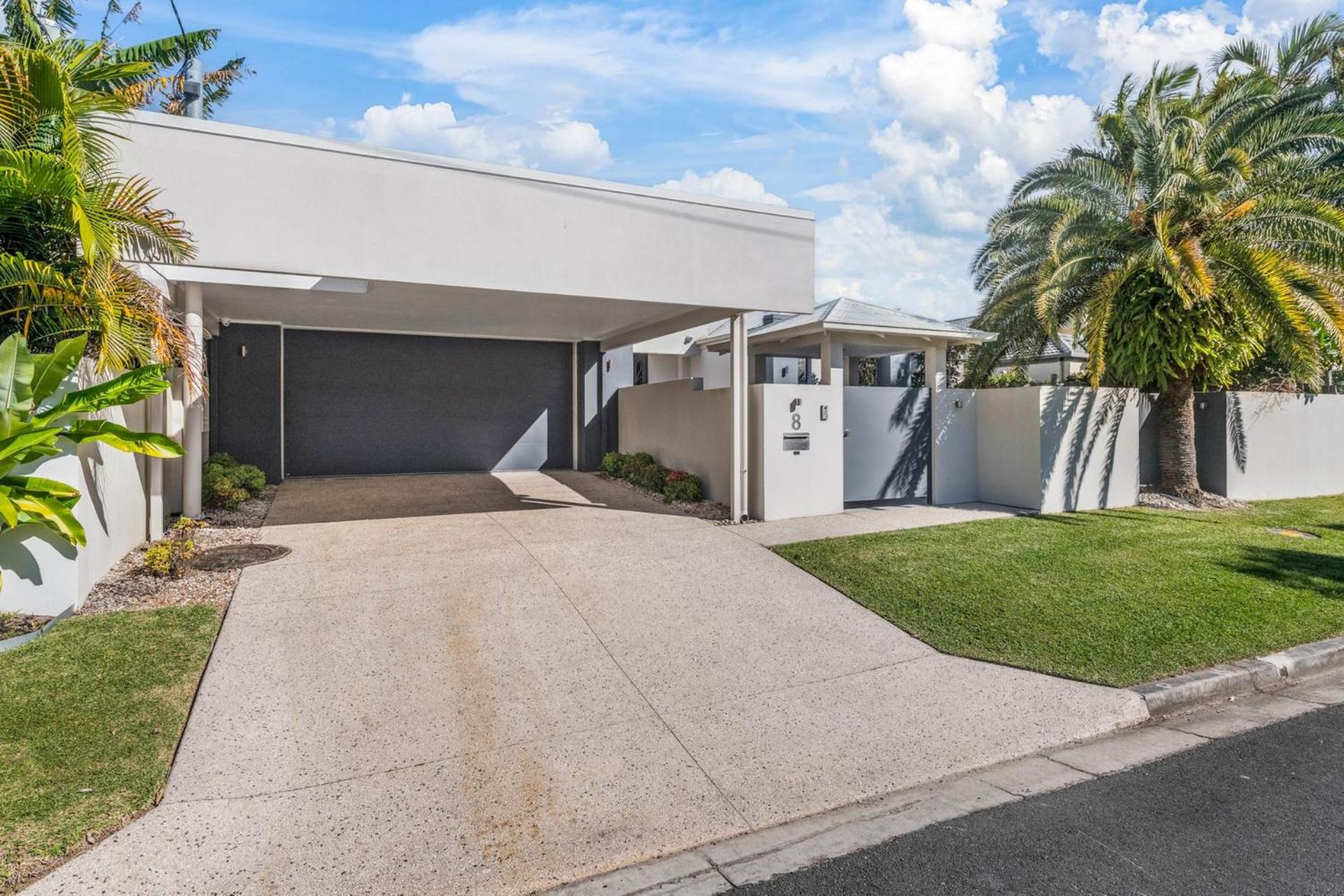 Luxurious 4 bedroom waterfront home pet friendly near Ocean