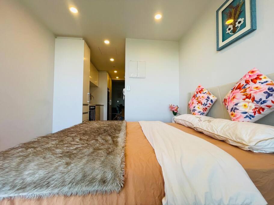 Nice Studio with High-rise view view 4