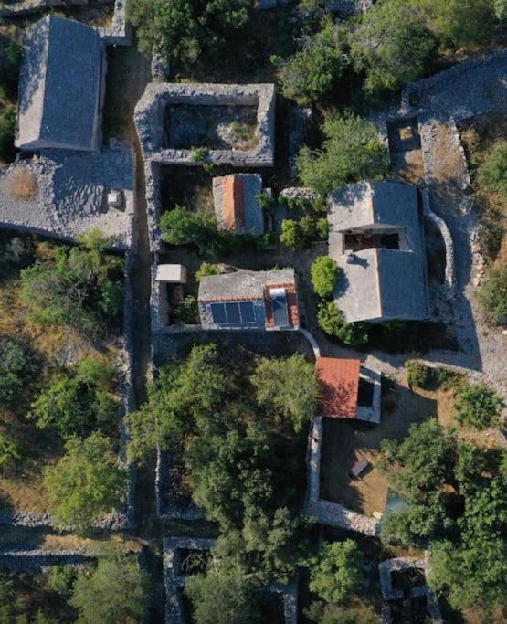 Romantic stone house and yard near stunning beach view 4