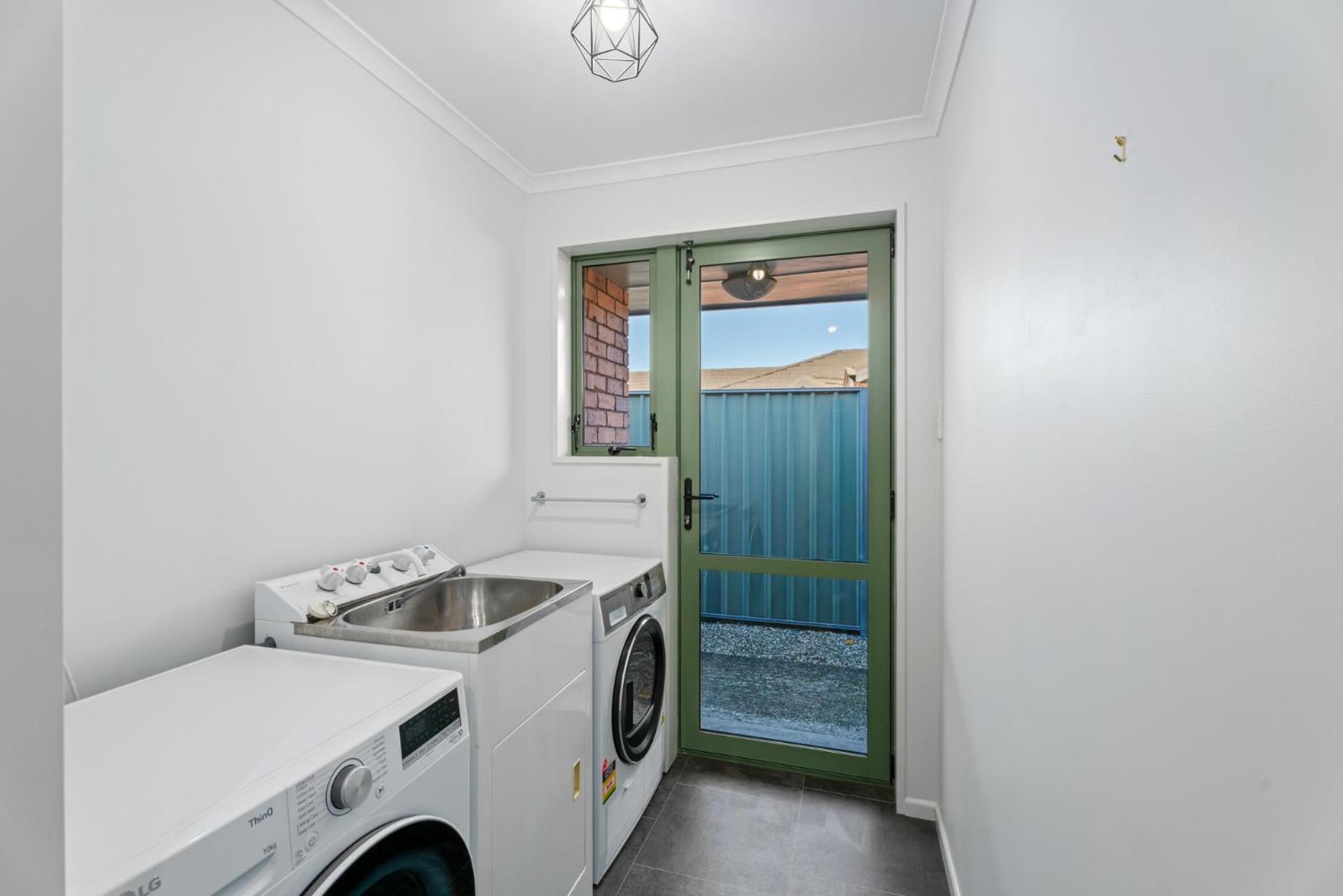 Fenwick - Cromwell Holiday Home view 3